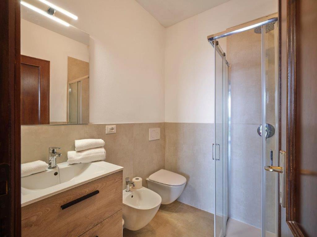One-Bedroom Apartment with Lake View photo 3