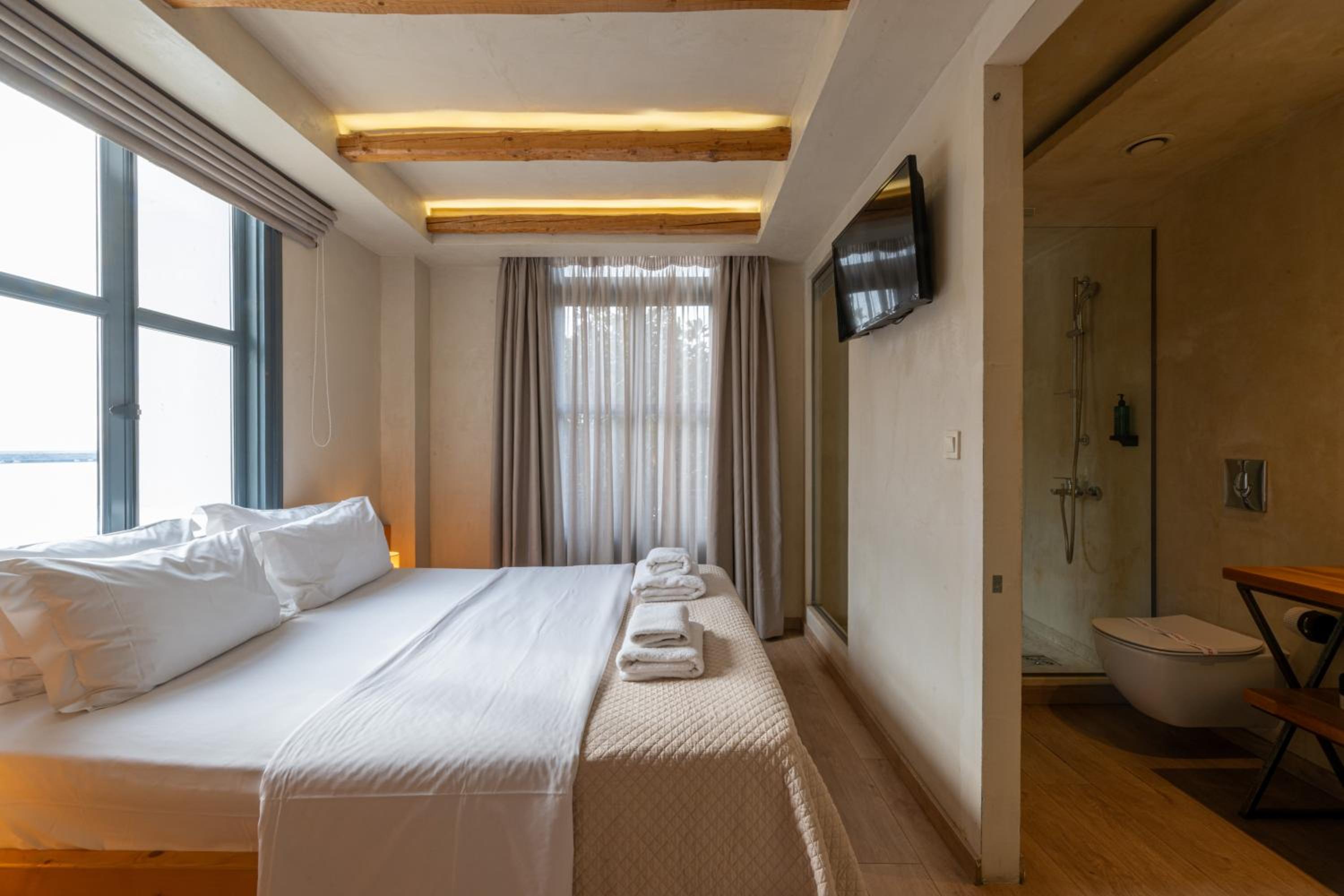 Deluxe Sea View Room with Balcony - Photo 8