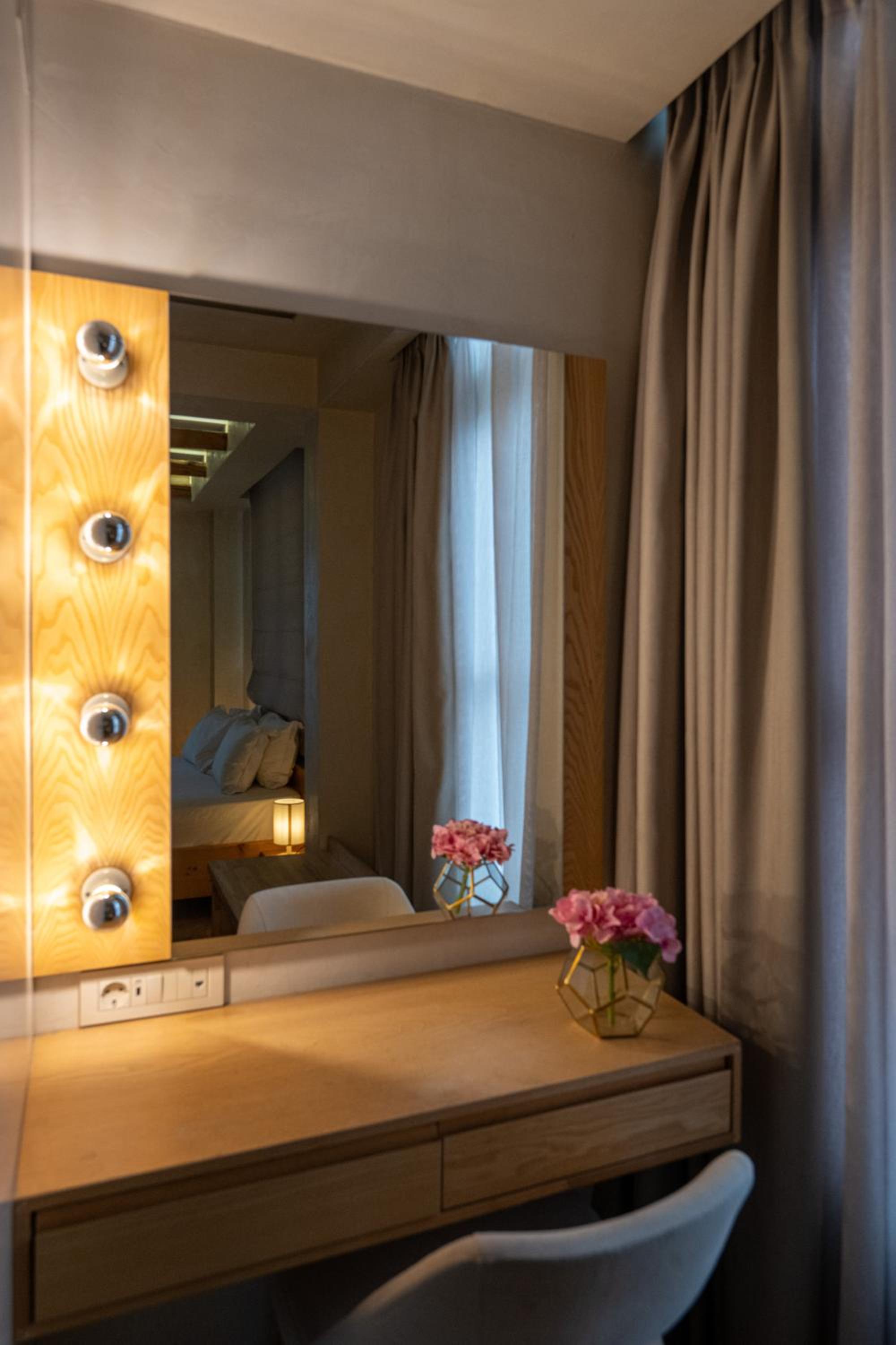 Deluxe Sea View Room with Balcony - Photo 9
