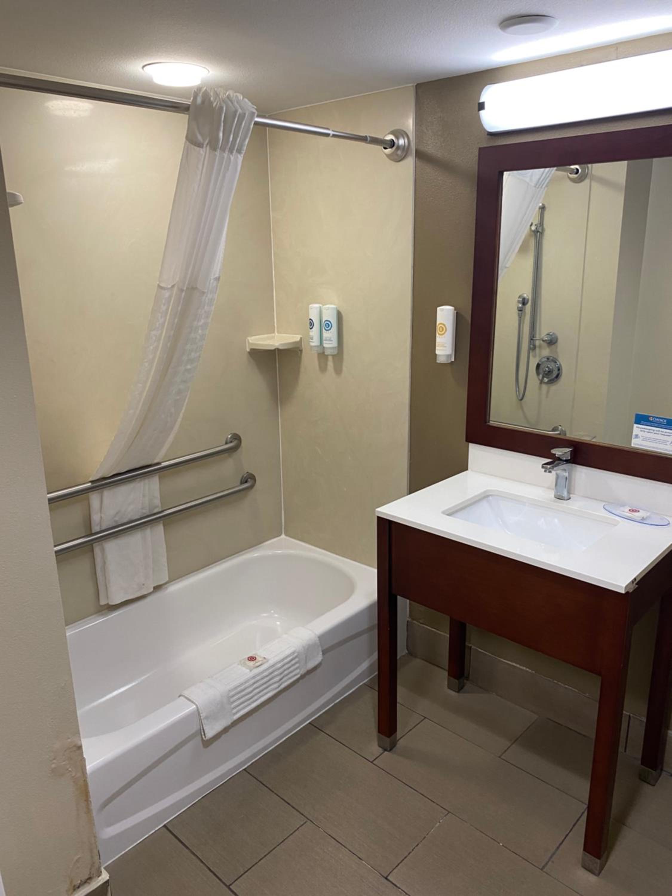King Room with Accessible Tub - Accessible/Non-Smoking - Photo 3