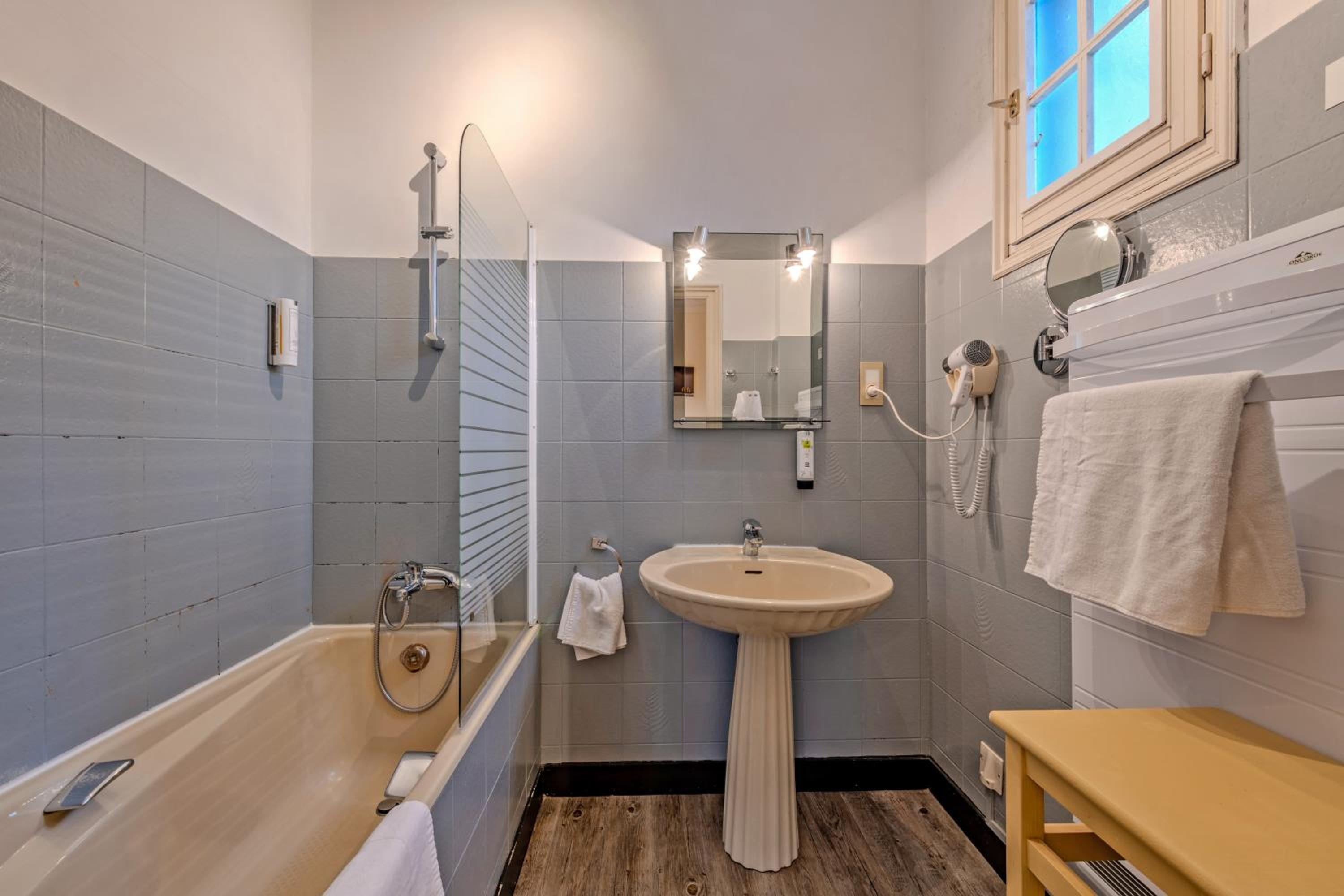 Twin Room - Photo 3