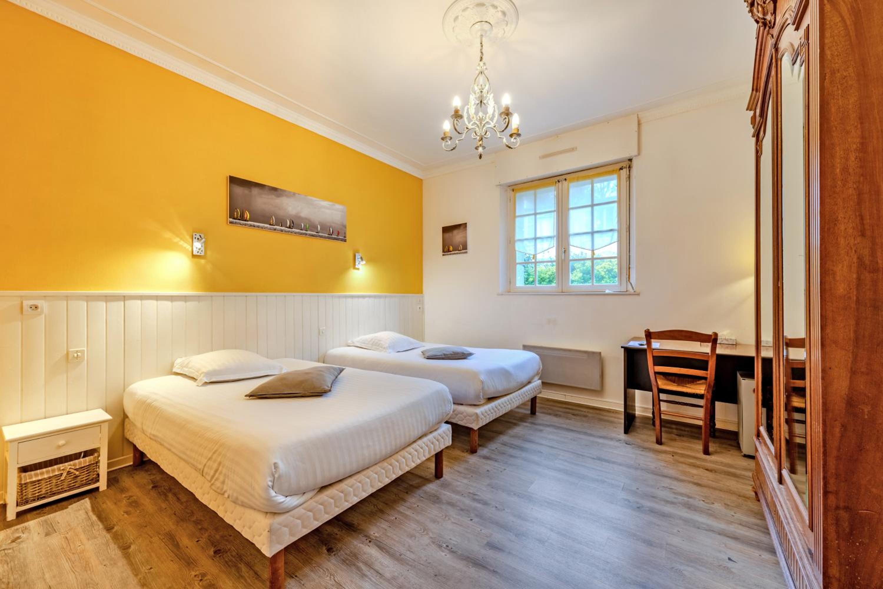 Twin Room - Photo 1