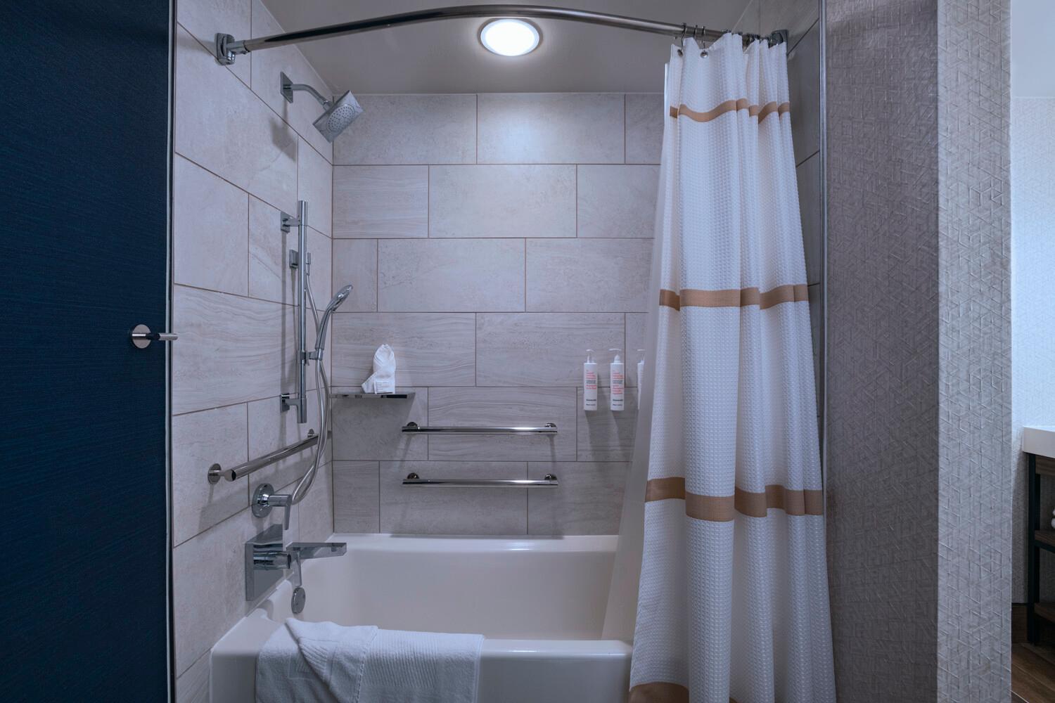 Guest Room with Two Double Beds - Photo 6
