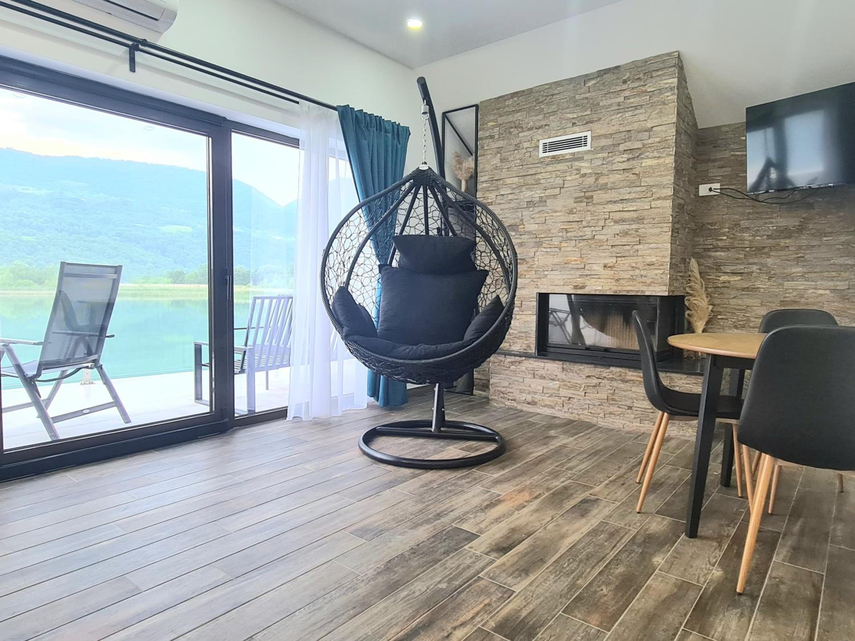 Family Room with Lake View photo 3