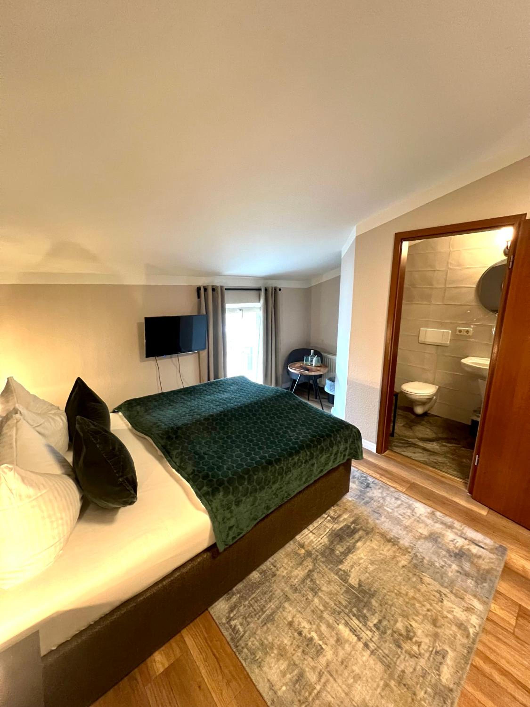 Small Double Room - Photo 5