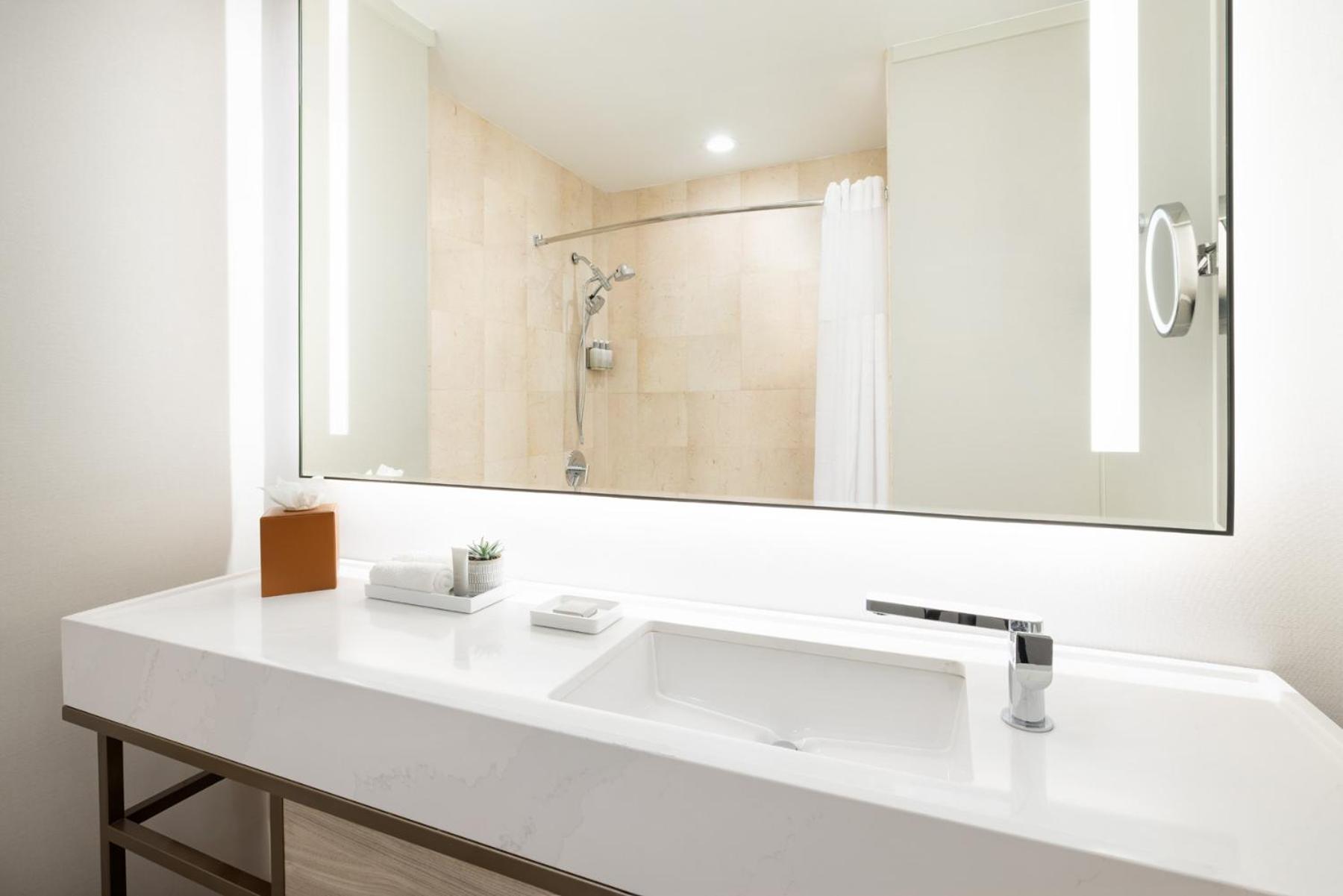 Premier Two Queen - Hudson River View - High Floor photo 3