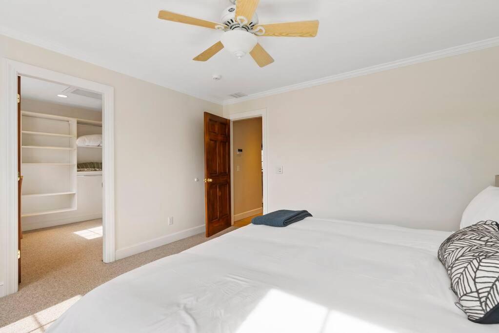 Six-Bedroom House photo 3