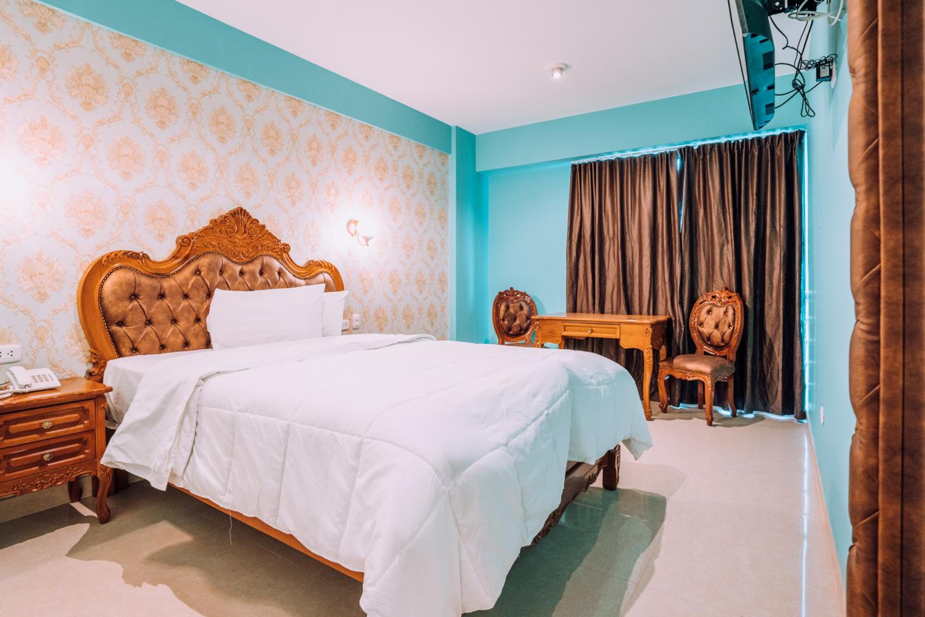 Deluxe Queen Room