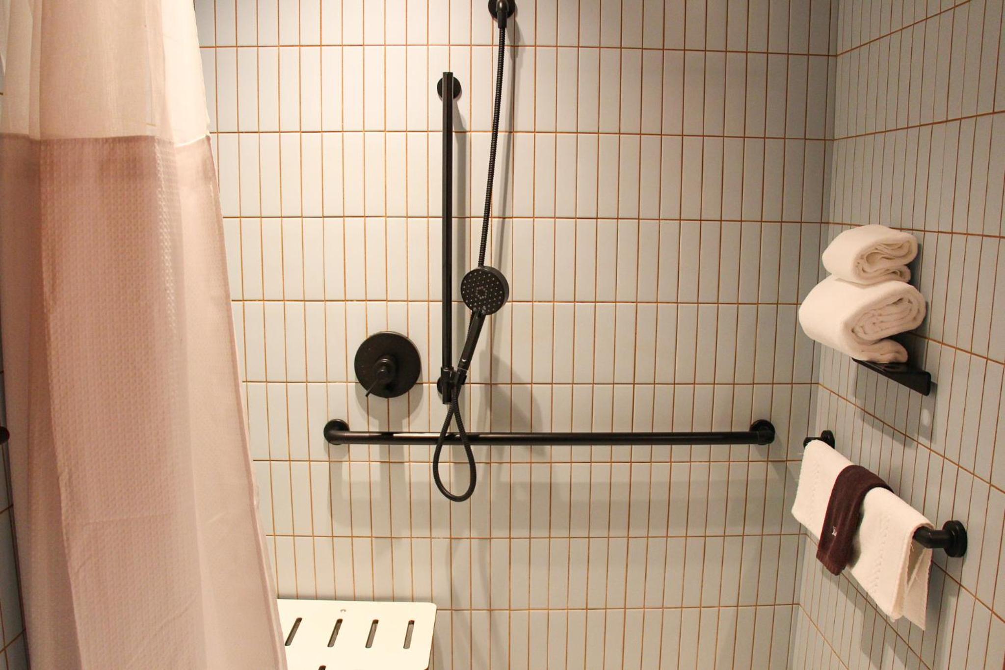 Queen Room - Disability Access photo 3