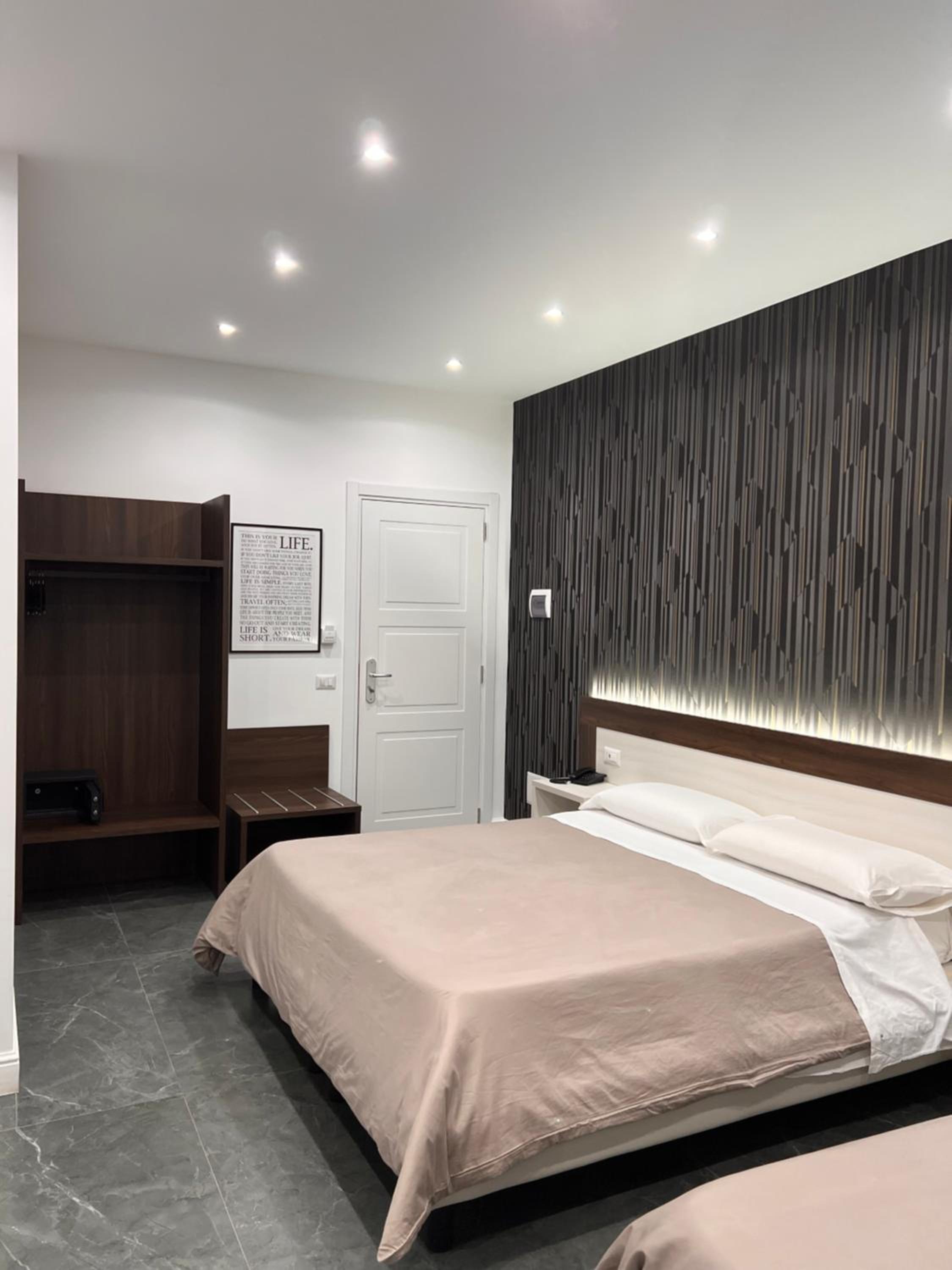 Quadruple Room - Photo 5