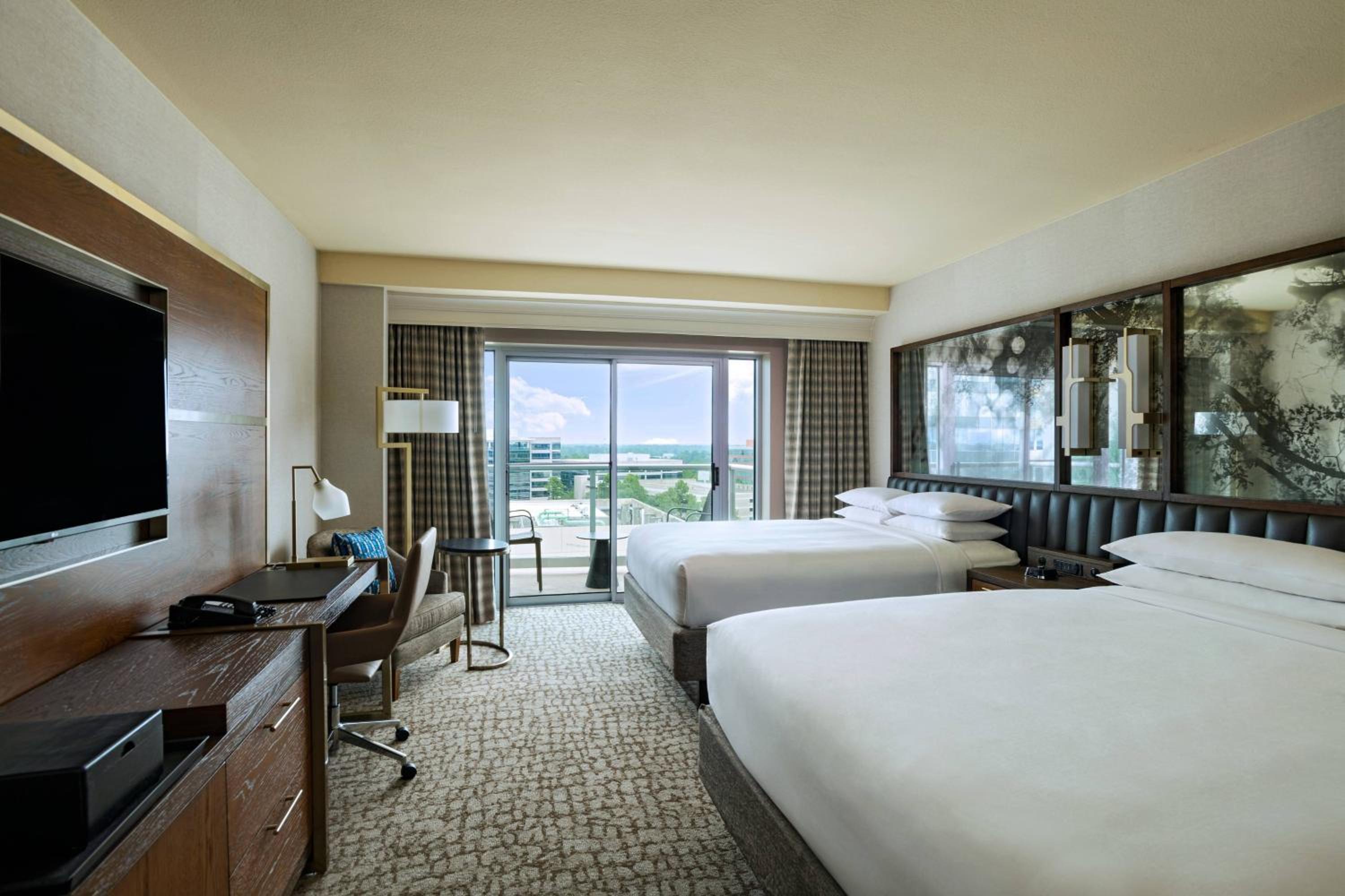 Club Queen Room with Two Queen Beds - Club Lounge Access - Photo 3