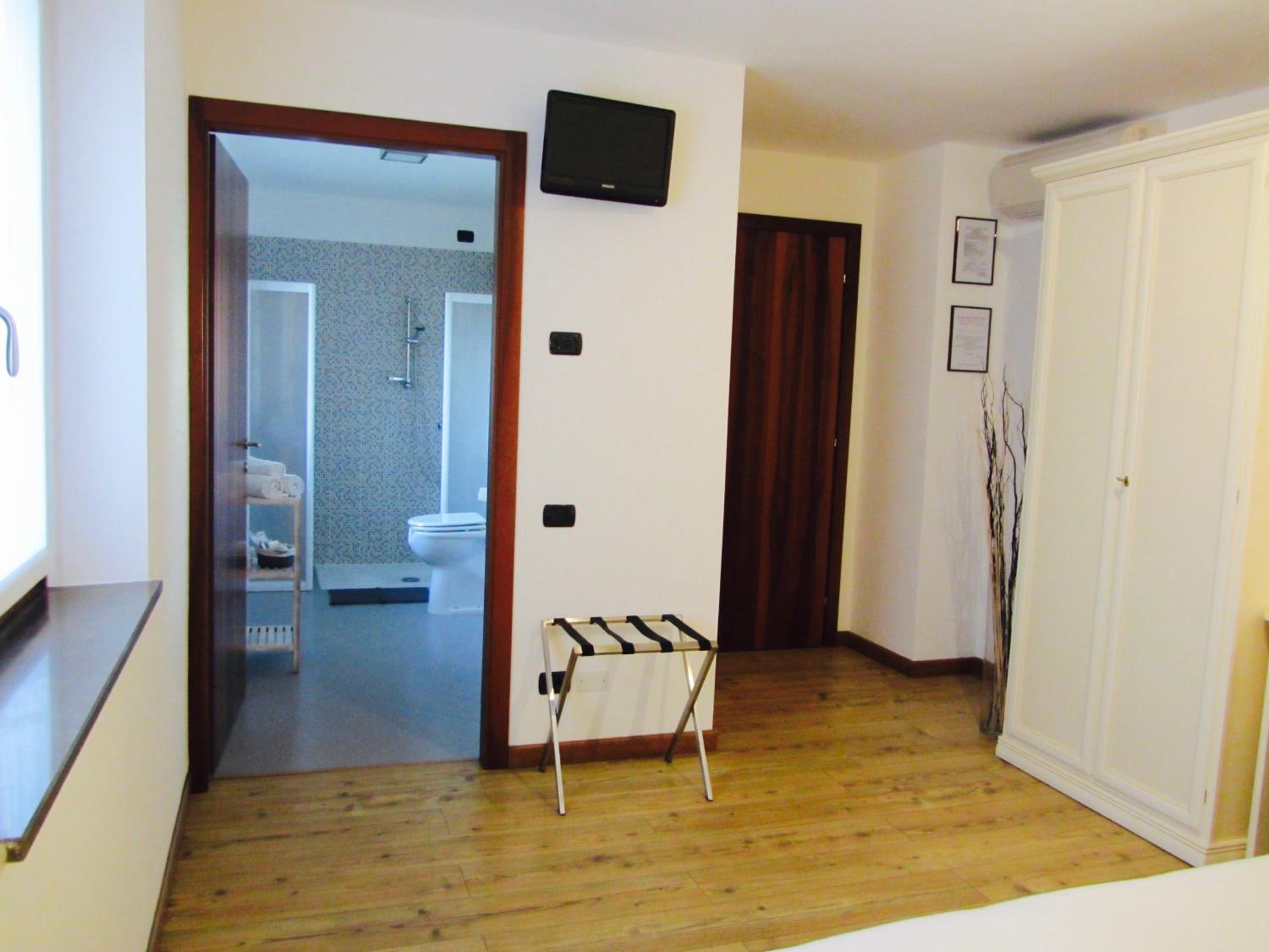 Double Room - Disability Access photo 2