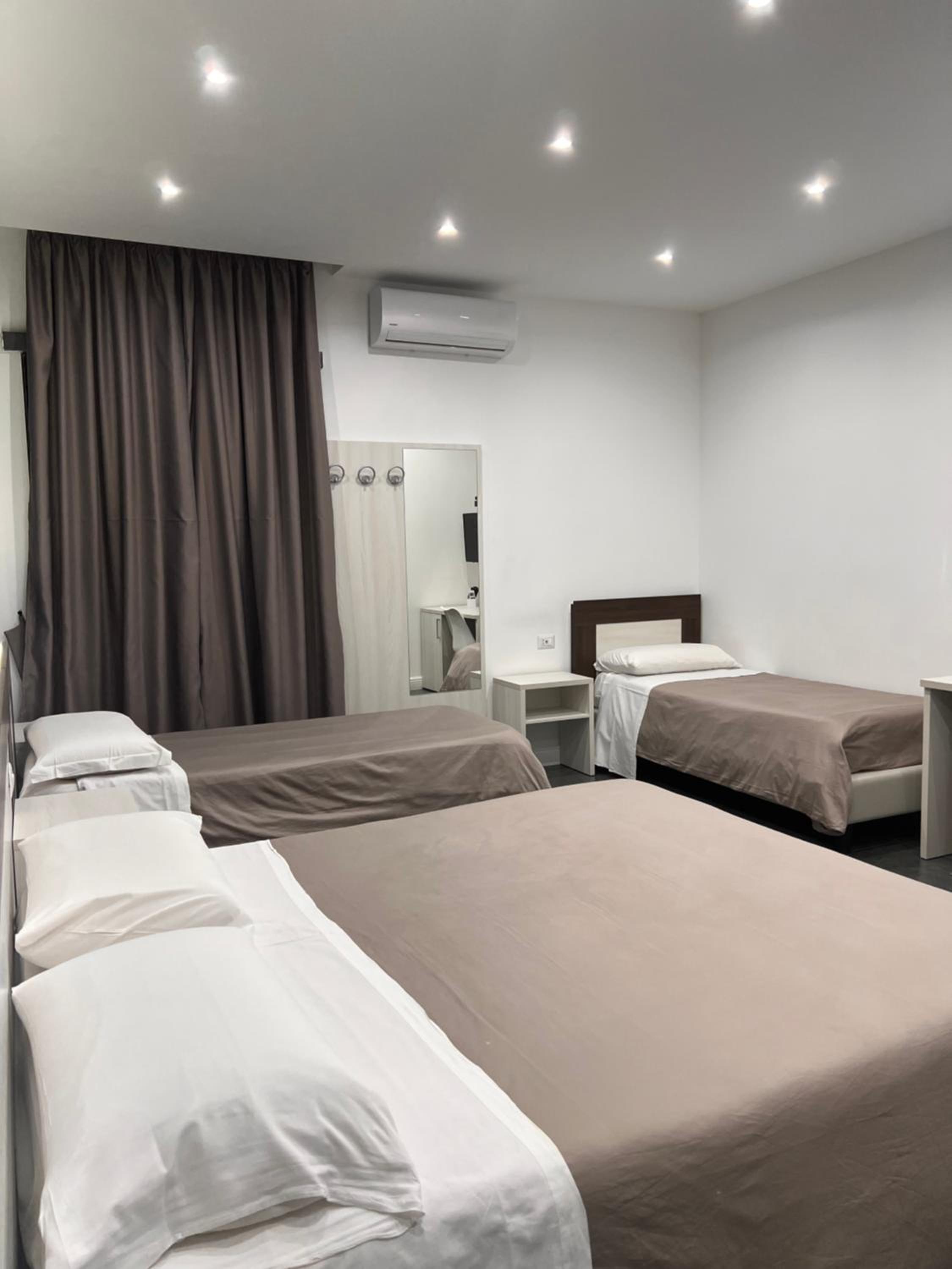 Quadruple Room - Photo 3