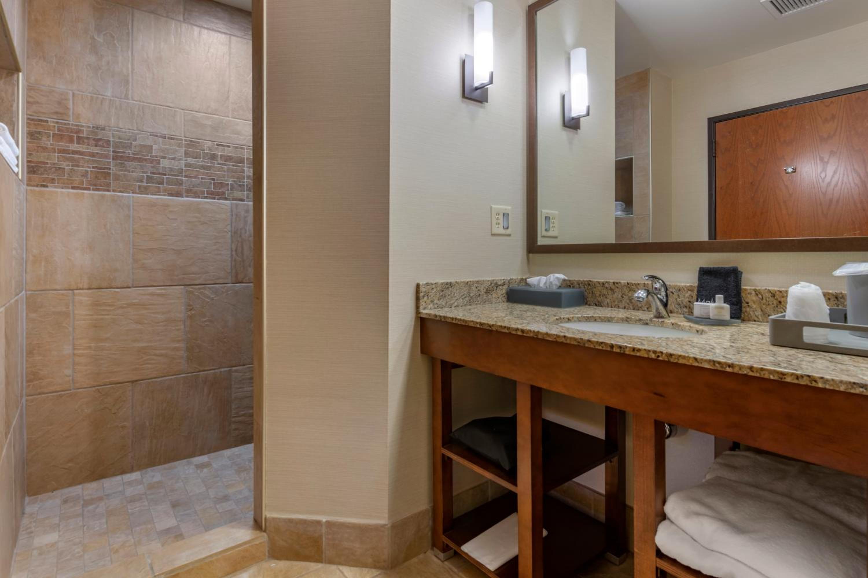 Superior King Suite with Lake View - Non-Smoking - Photo 2
