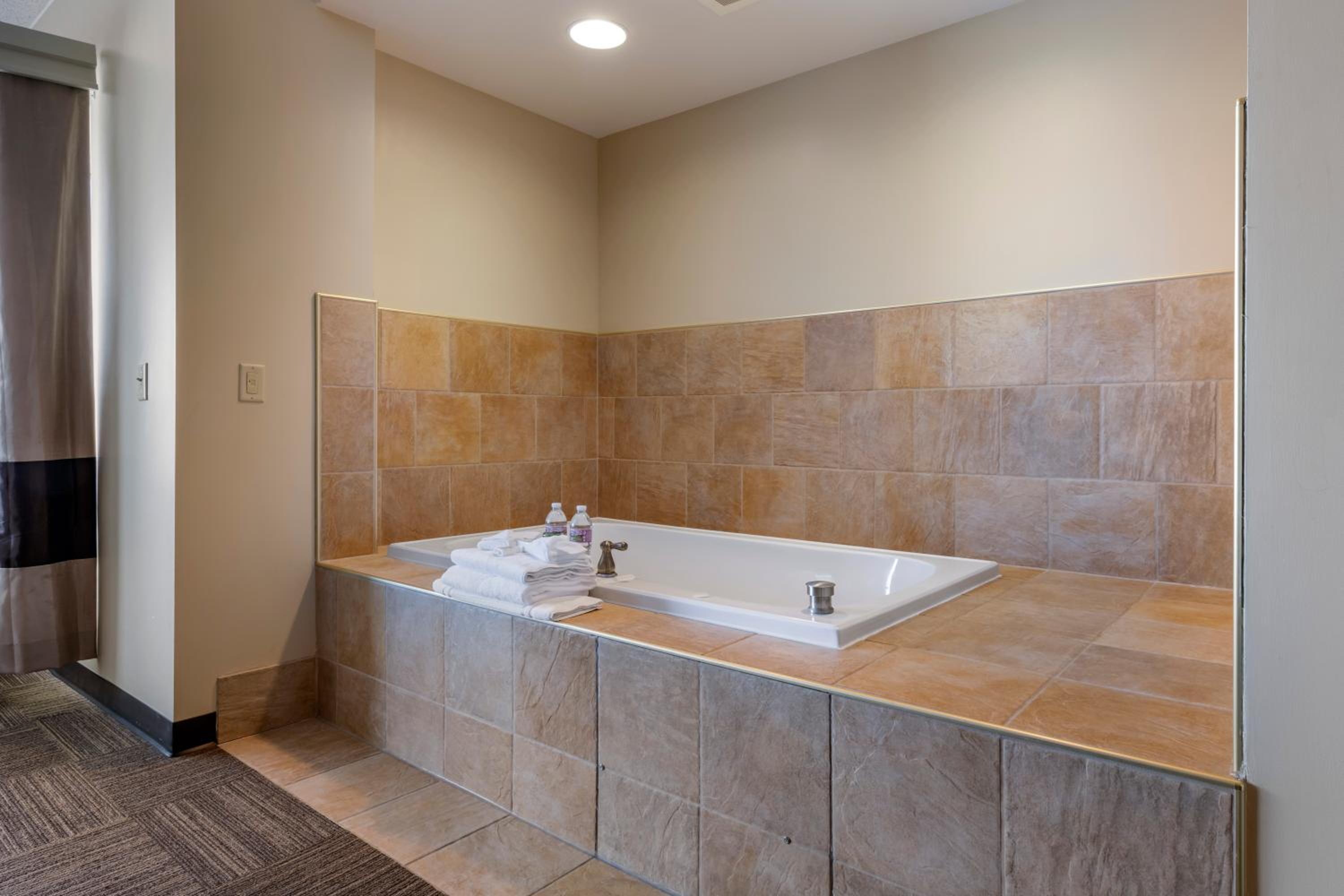 Superior King Suite with Lake View - Non-Smoking - Photo 4