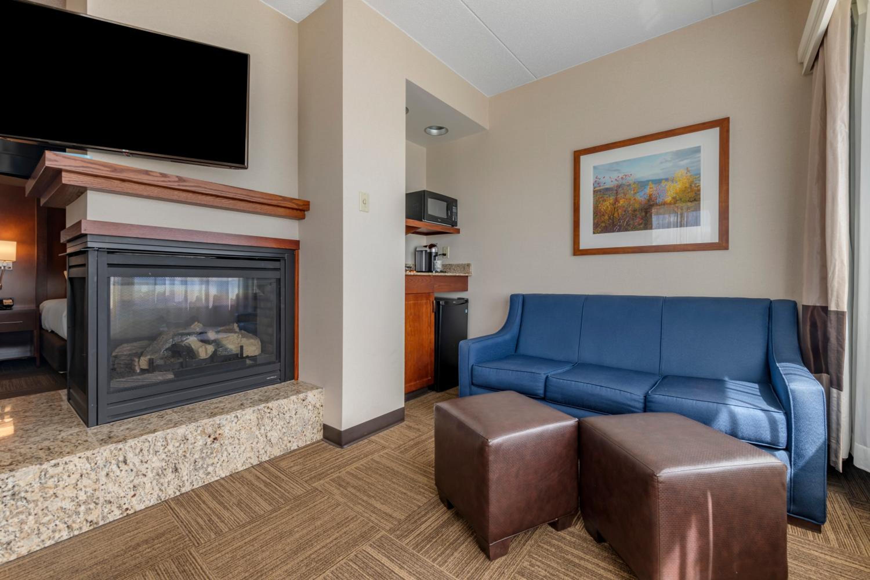Superior King Suite with Lake View - Non-Smoking - Photo 3