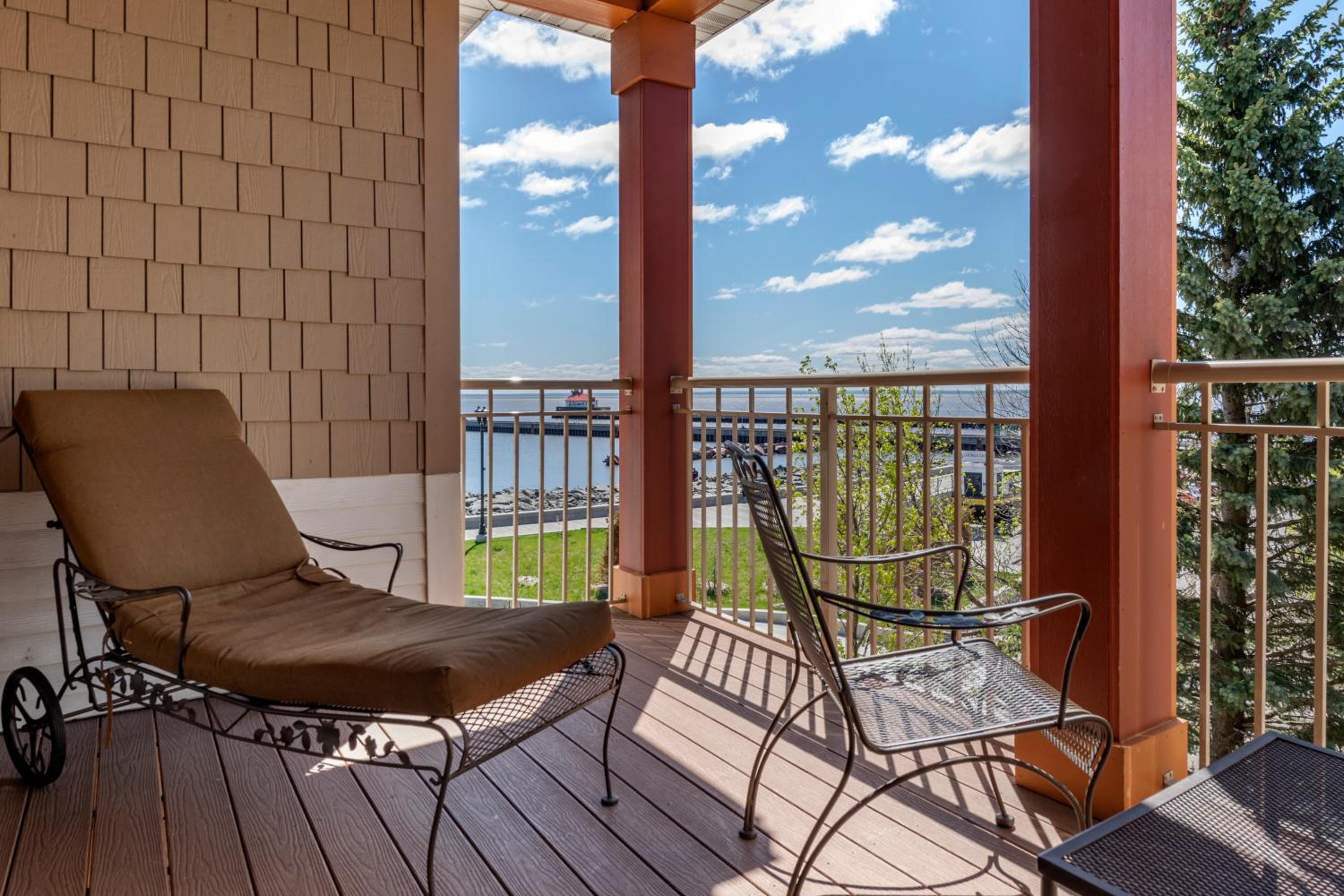 Superior King Suite with Lake View - Non-Smoking - Photo 5