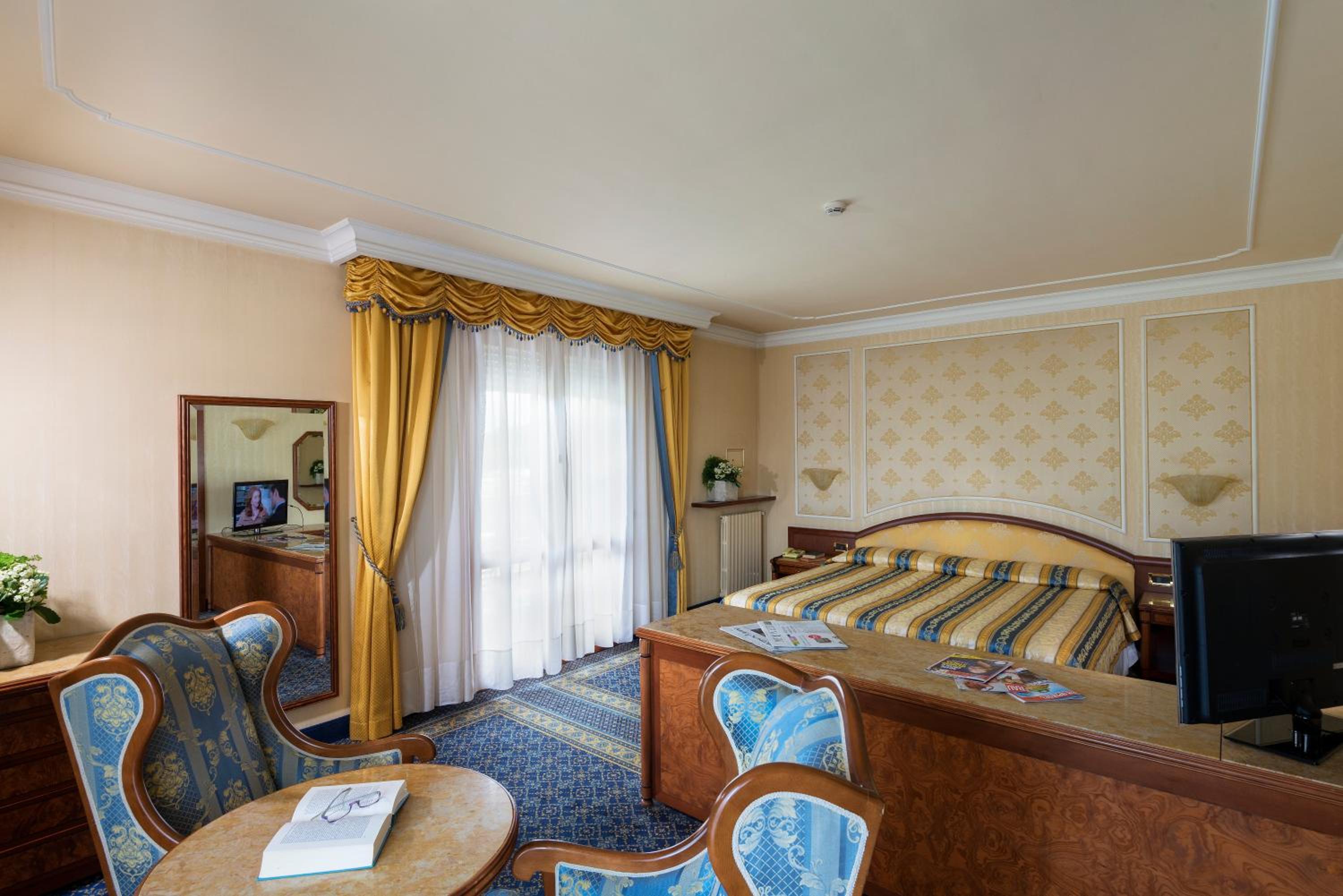 Junior Suite with Balcony photo 1