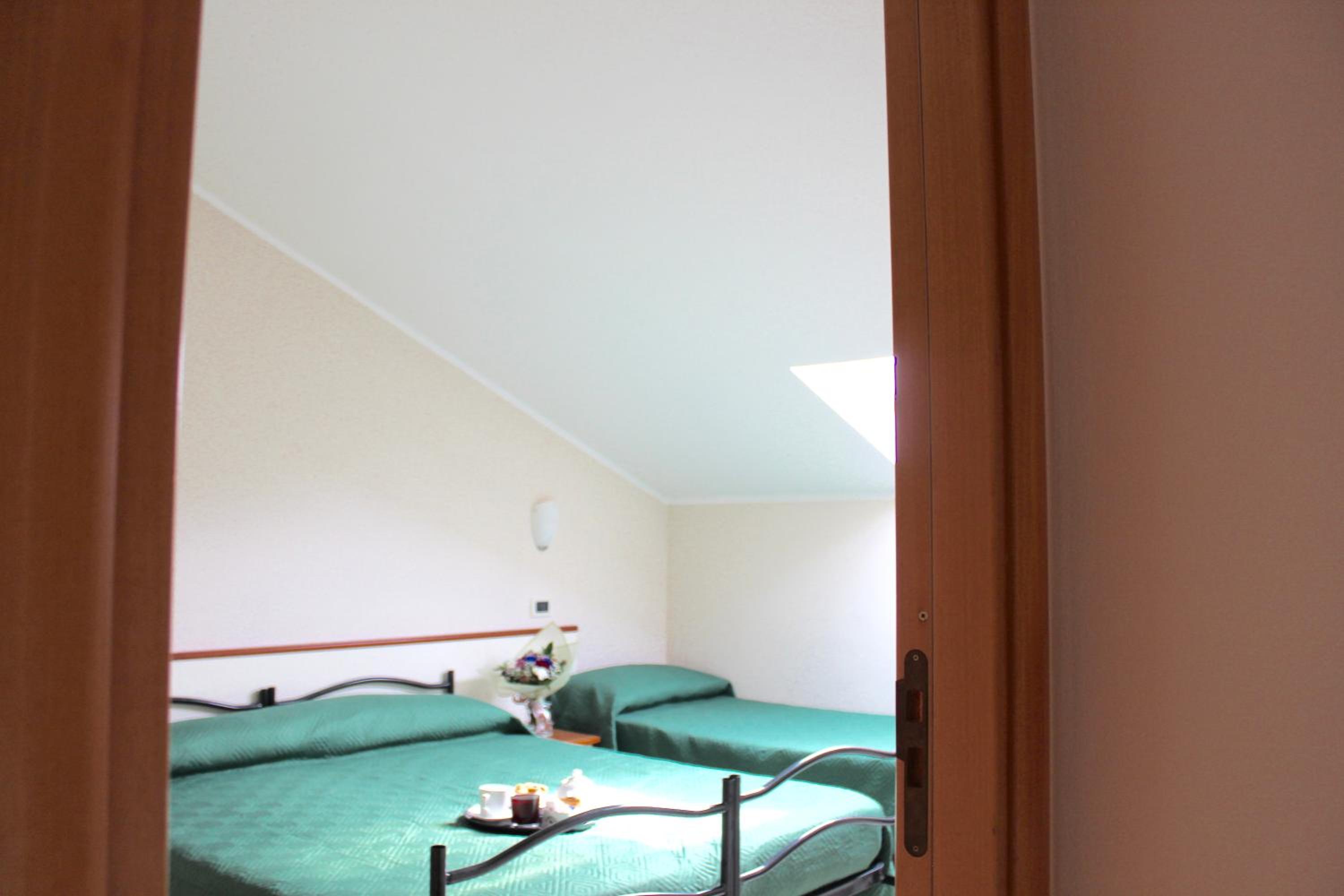 Economy Triple Room photo 2