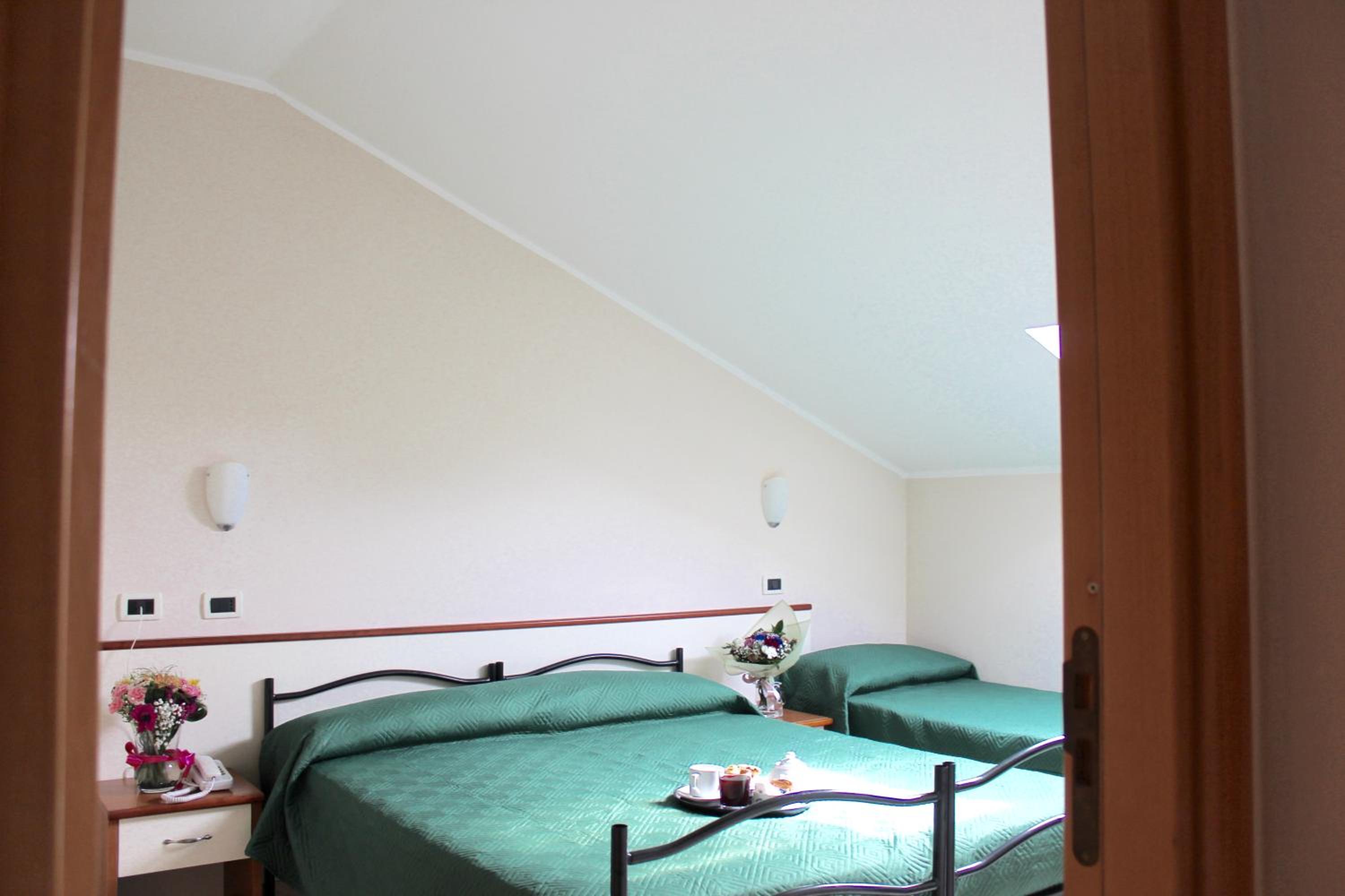 Economy Triple Room photo 3