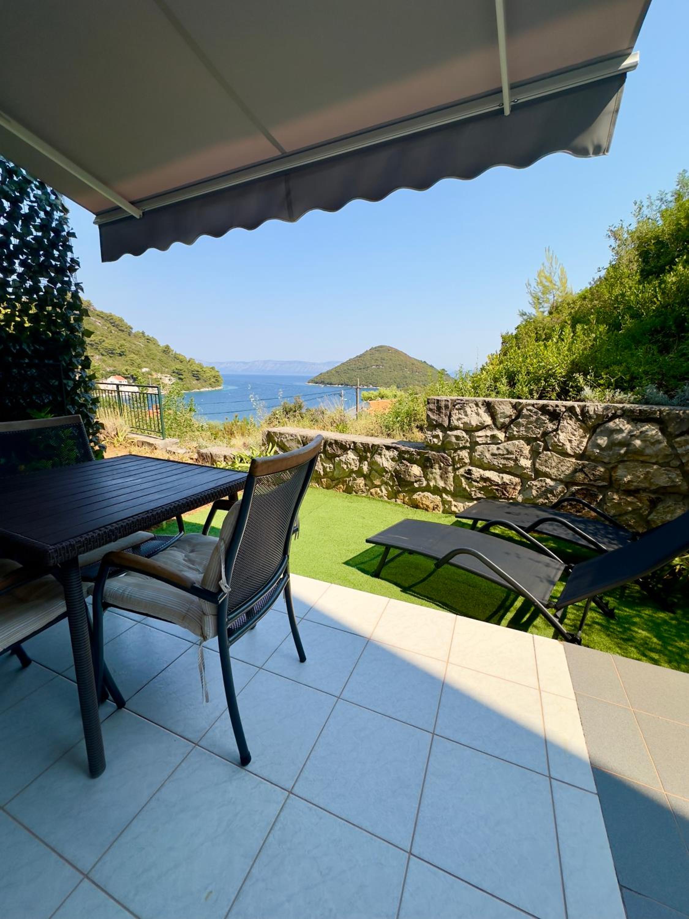 One-Bedroom Apartment with Balcony and Sea View - Photo 31