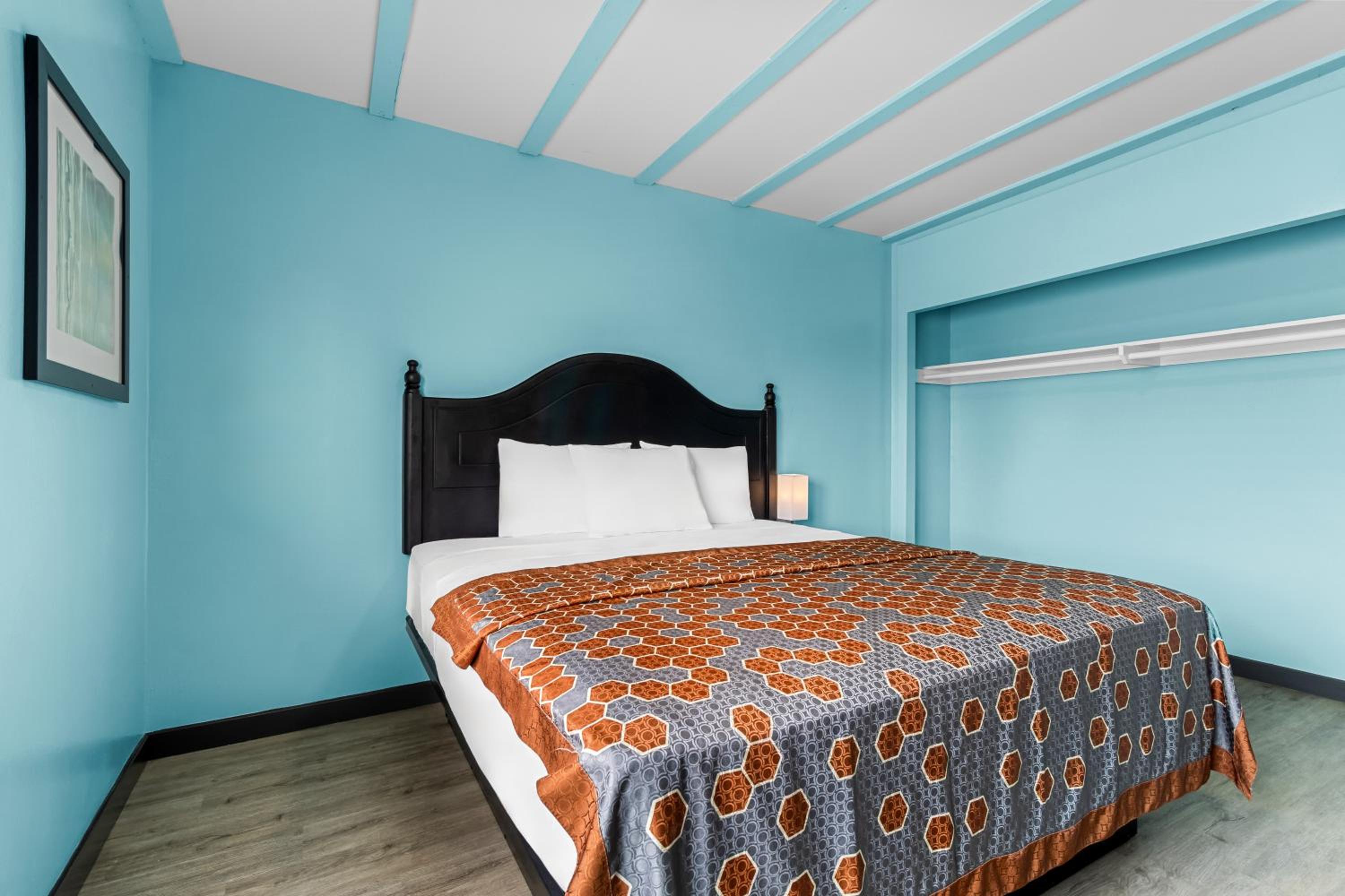 Rodeway Inn & Suites North Hollywood Burbank Airport - Universal Area