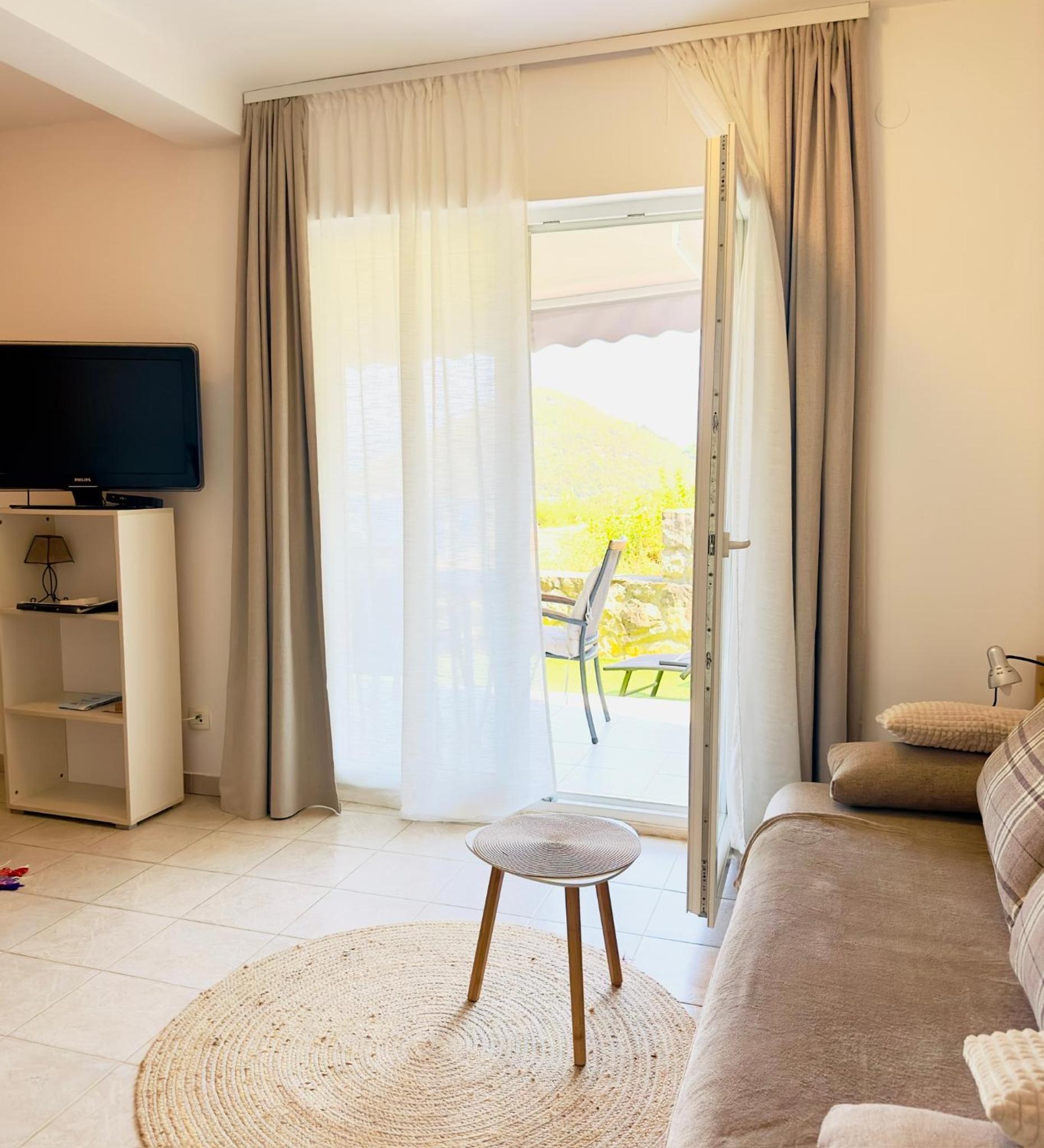 One-Bedroom Apartment with Balcony and Sea View - Photo 30