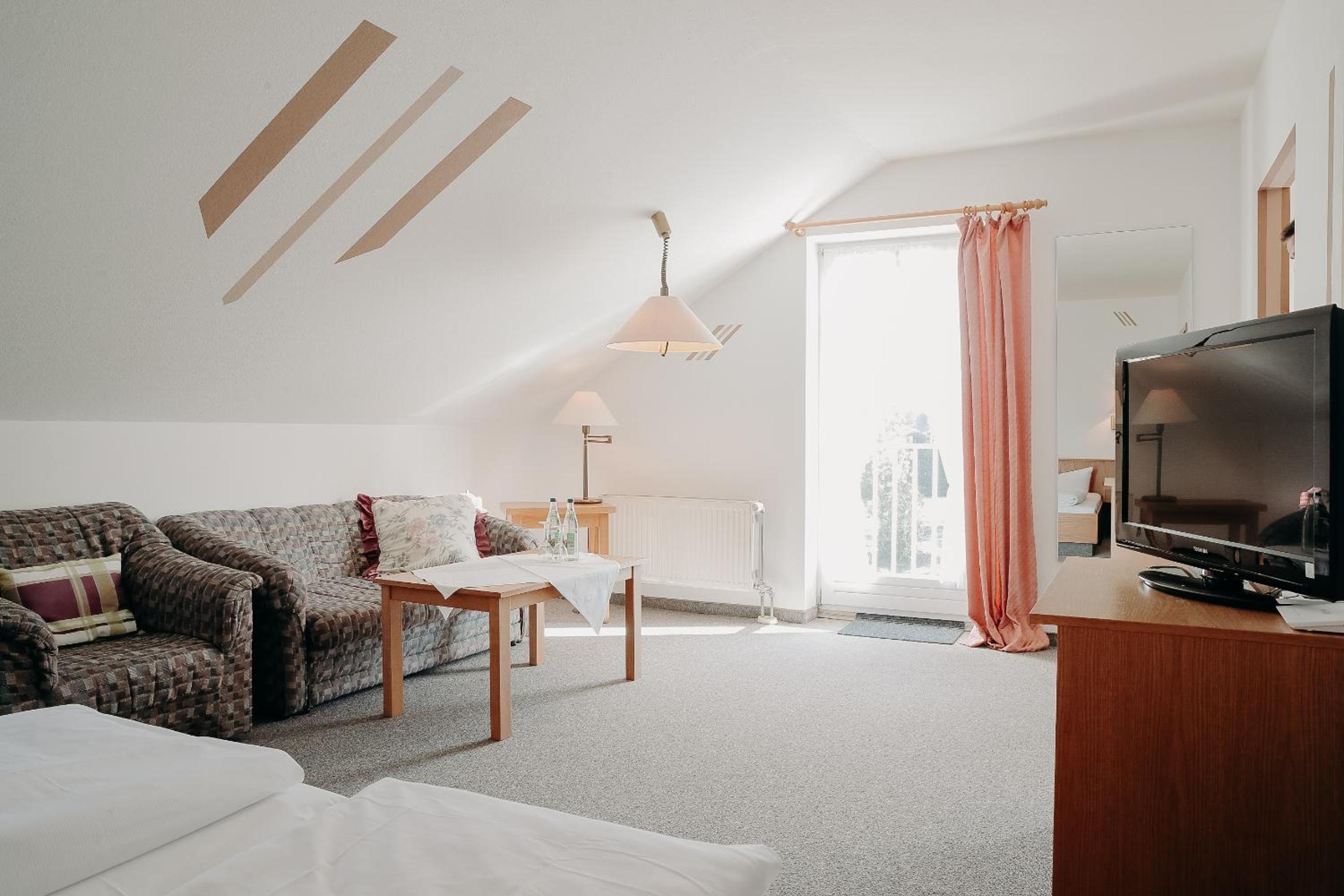 Economy Twin Room photo 3