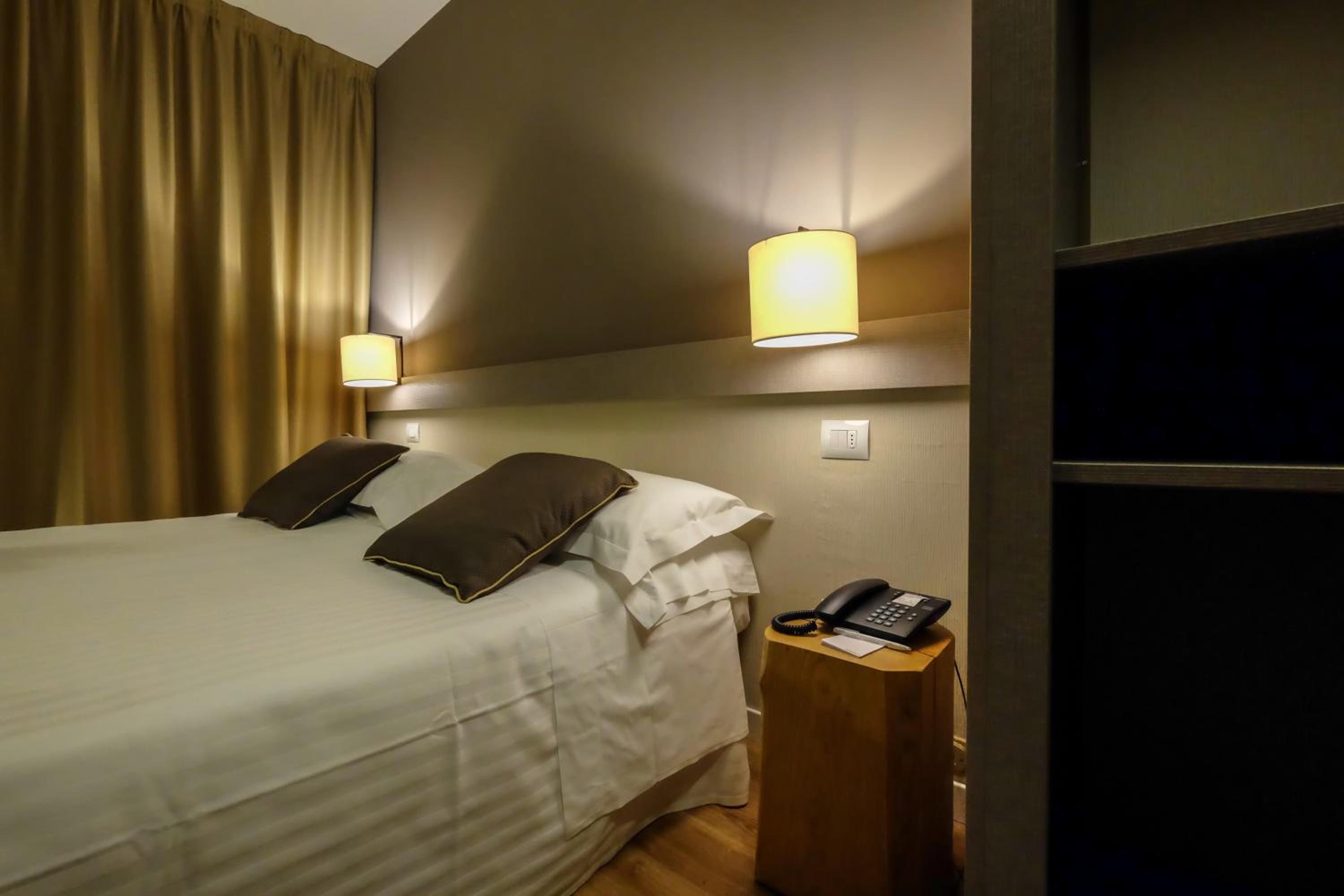 Classic Double or Twin Room - Photo 10