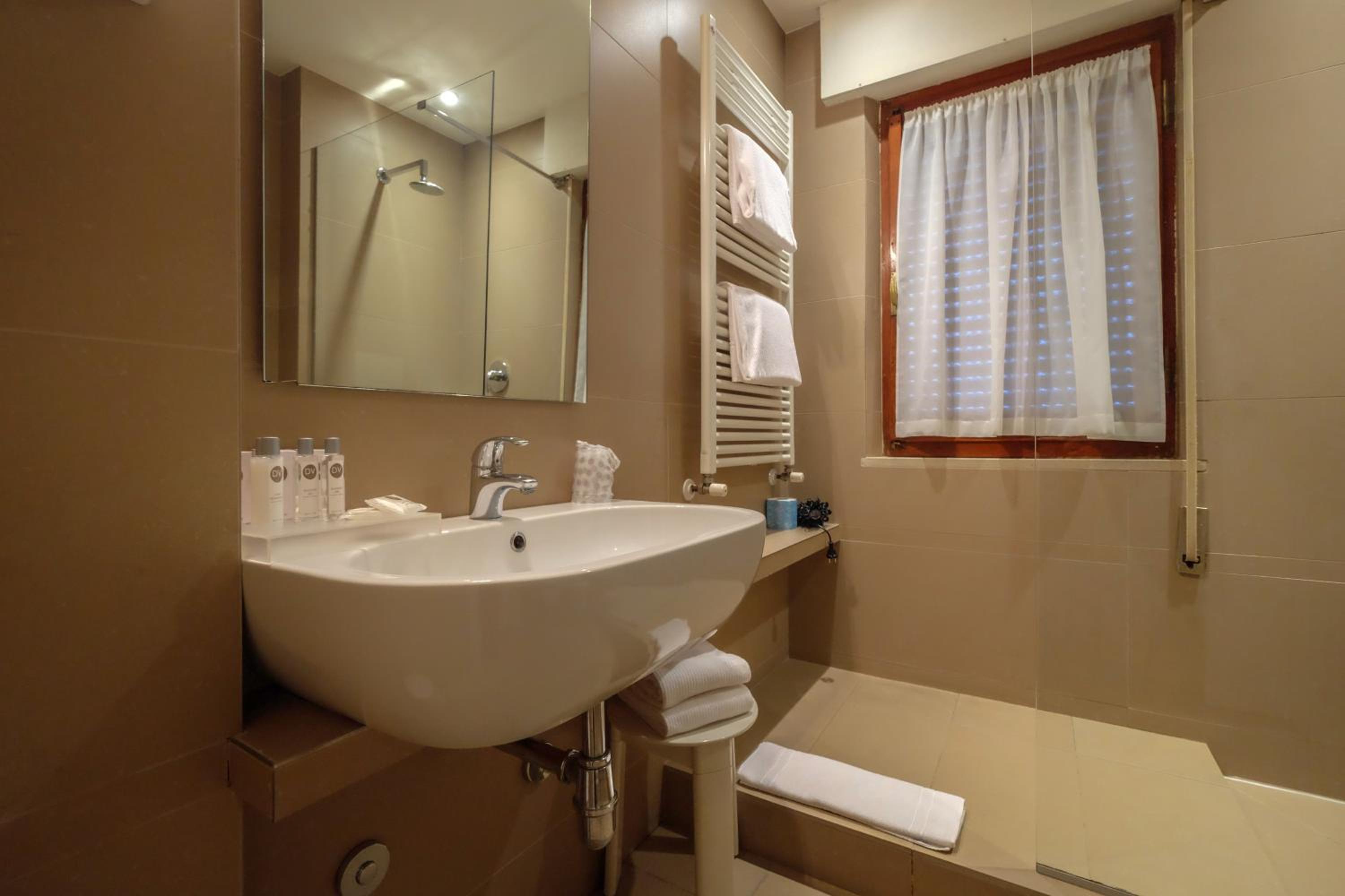 Classic Double or Twin Room - Photo 7