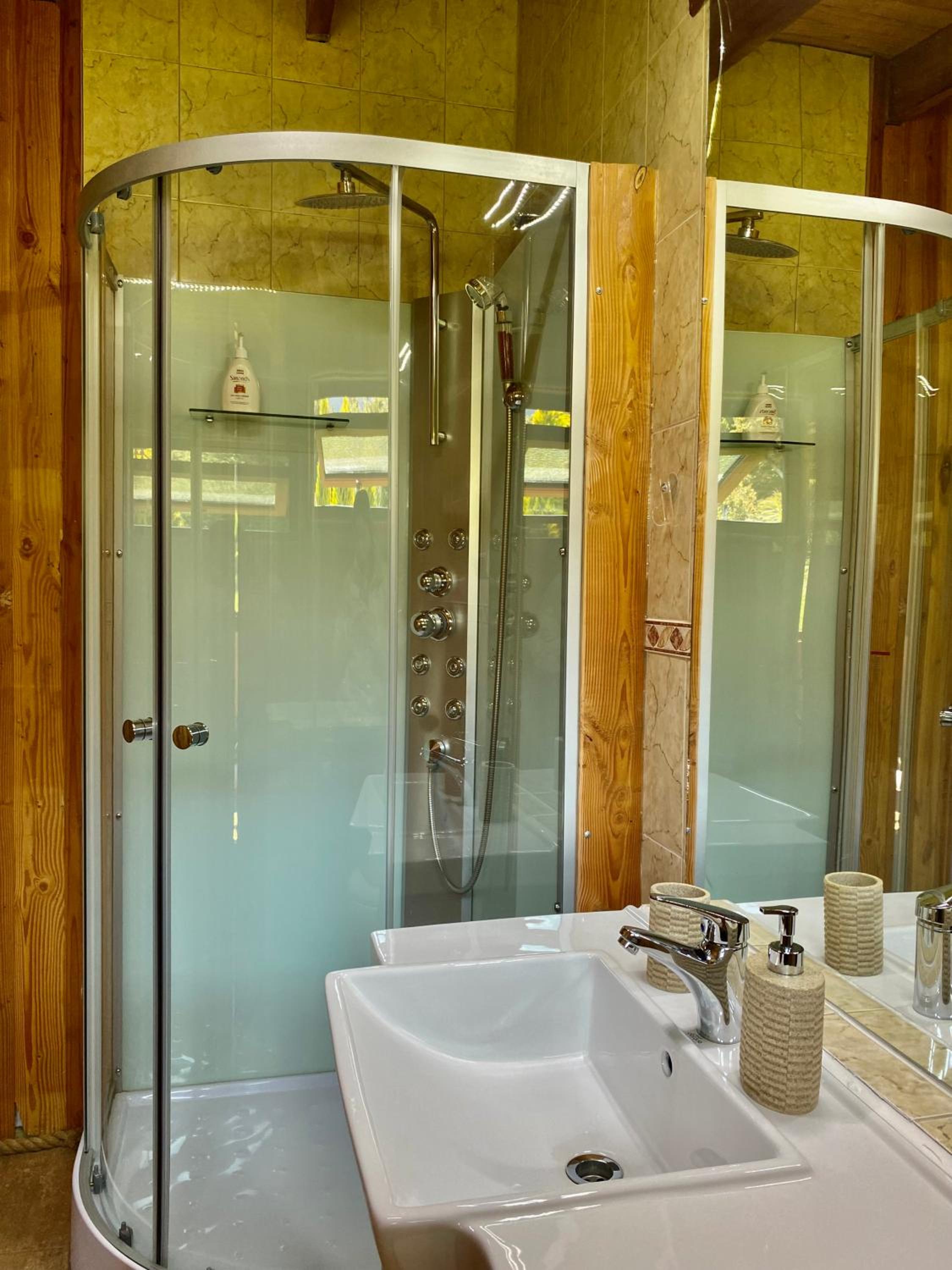Family Room with Private Bathroom photo 3