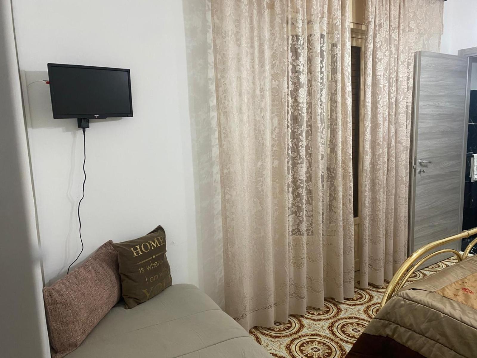 One-Bedroom House - Photo 8