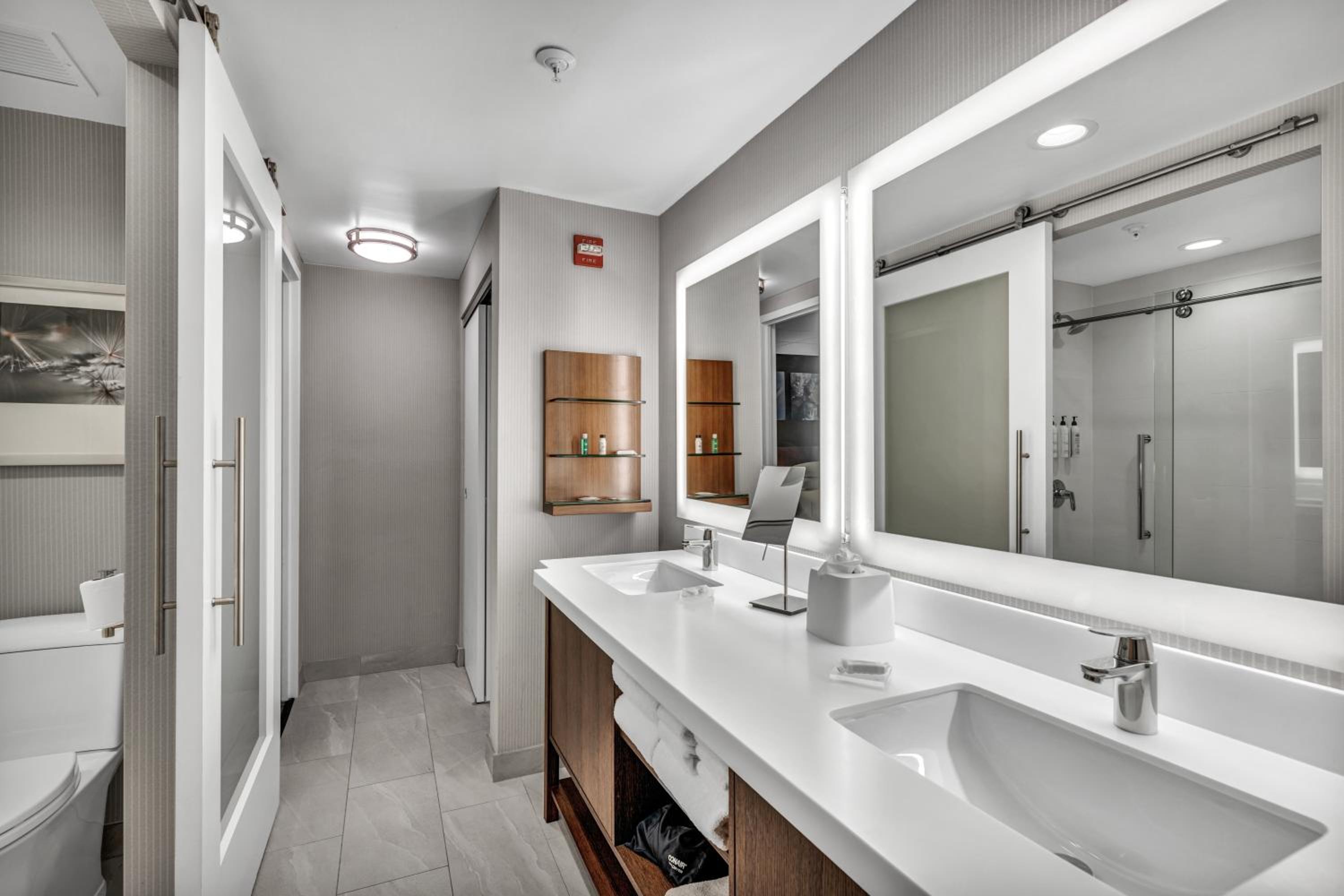 One-Bedroom Junior Suite with Courtyard View photo 3