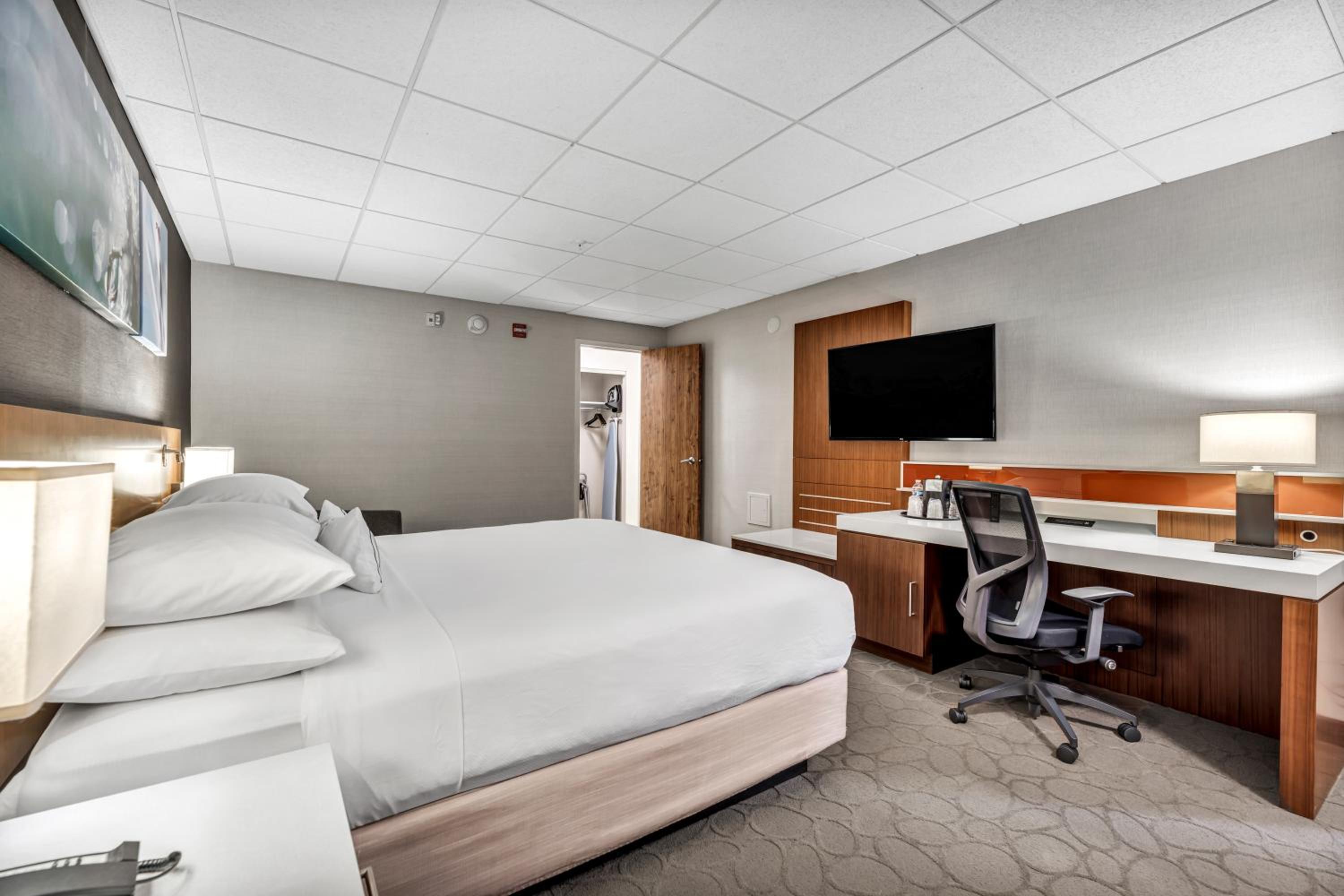 One-Bedroom Junior Suite with Courtyard View photo 2