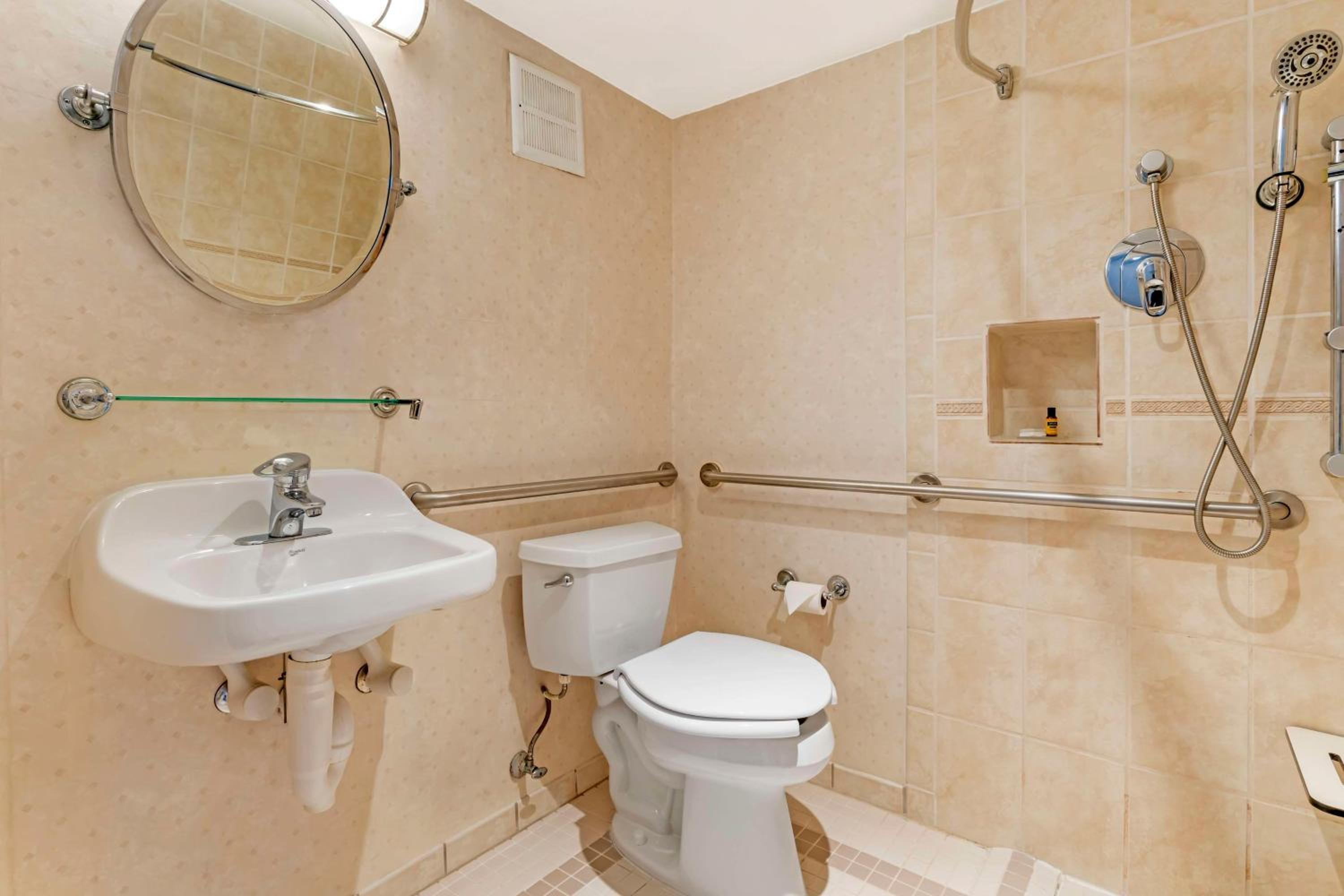 King Room with Roll-in Shower - Disability Access/Non-Smoking - Photo 6