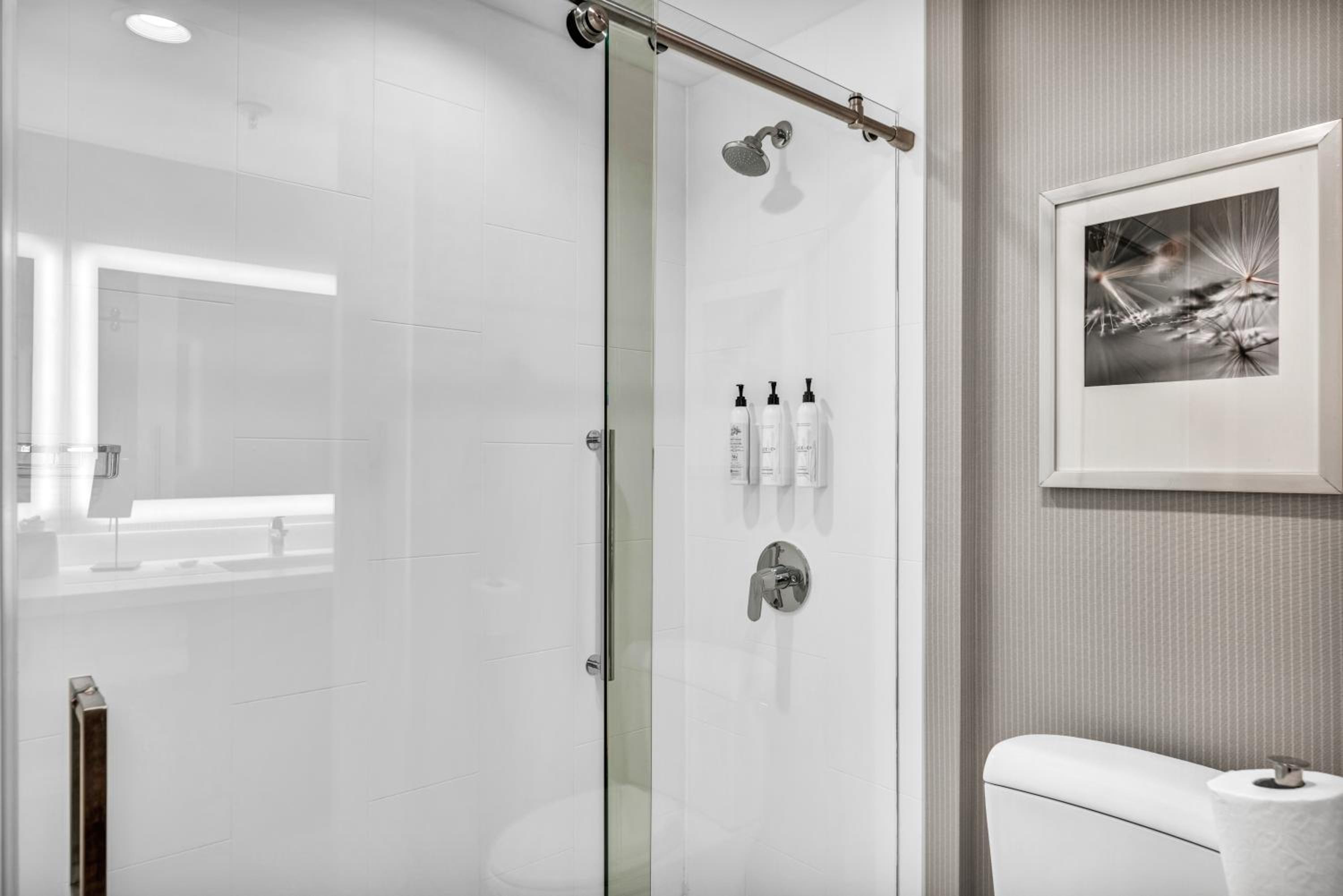 Queen Room With Two Queen Beds And Roll-In Shower - Mobility Accessible