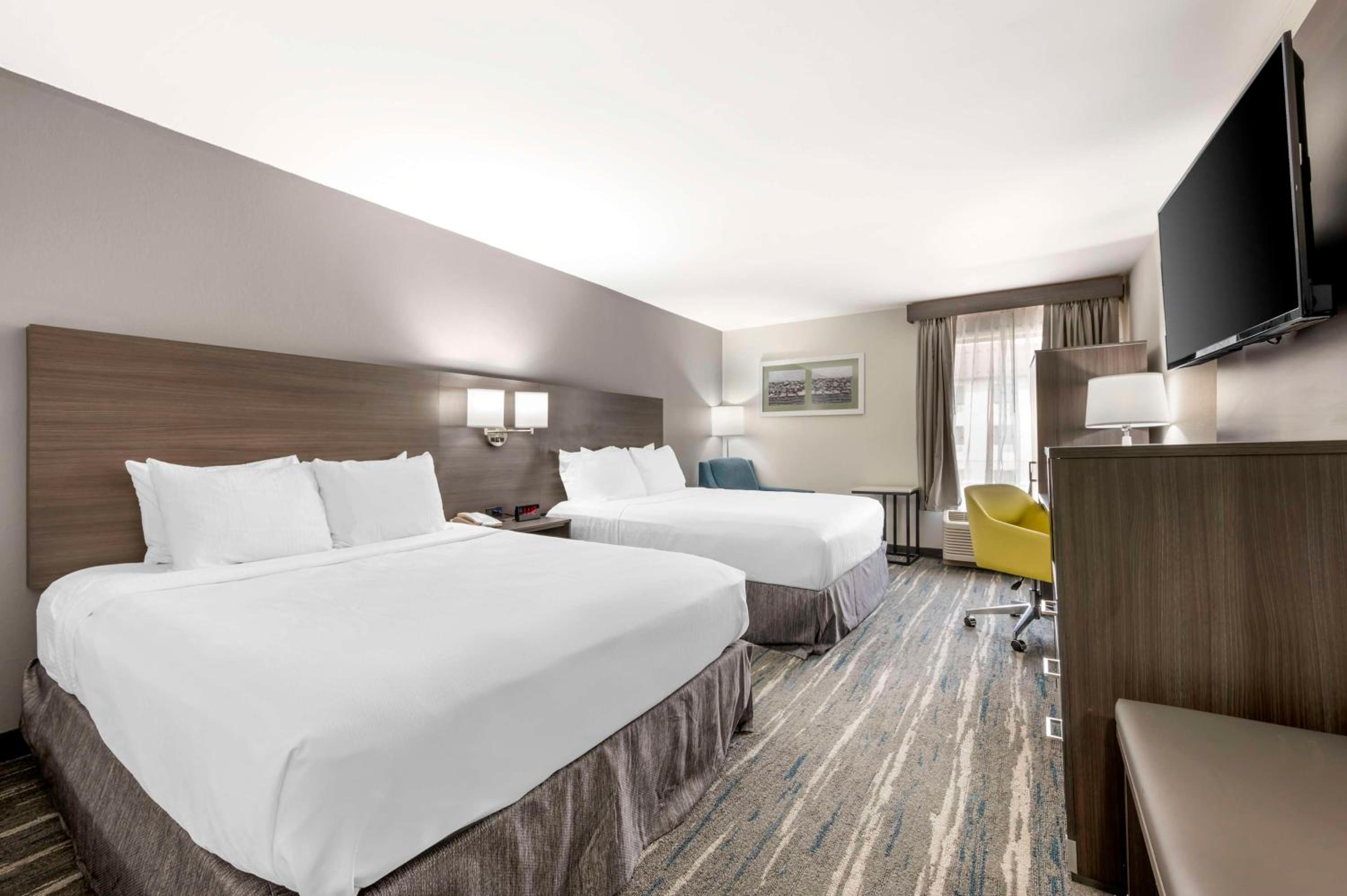 Queen Room with Two Queen Beds - Non-Smoking - Photo 1