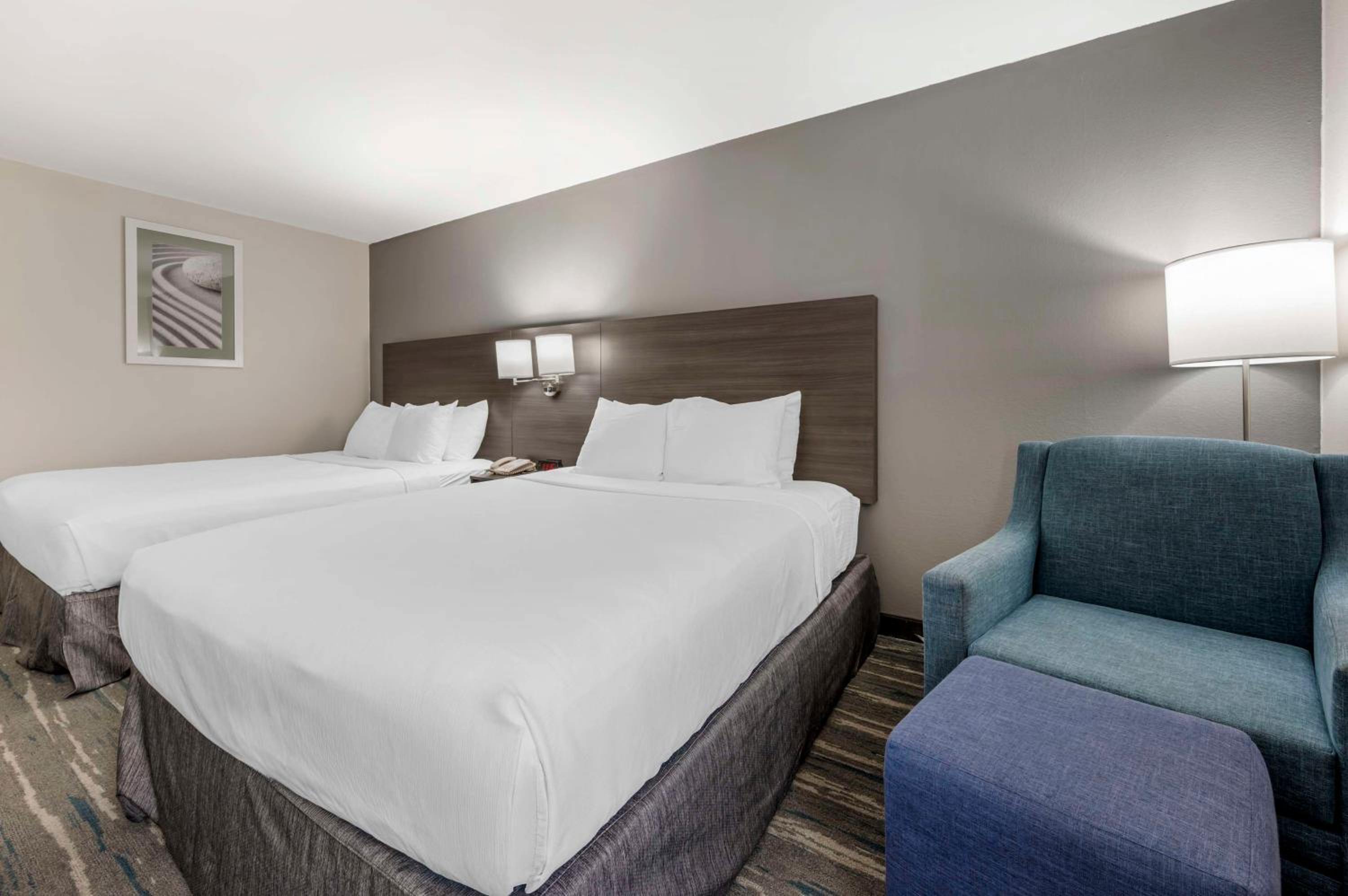 Queen Room with Two Queen Beds - Non-Smoking - Photo 2
