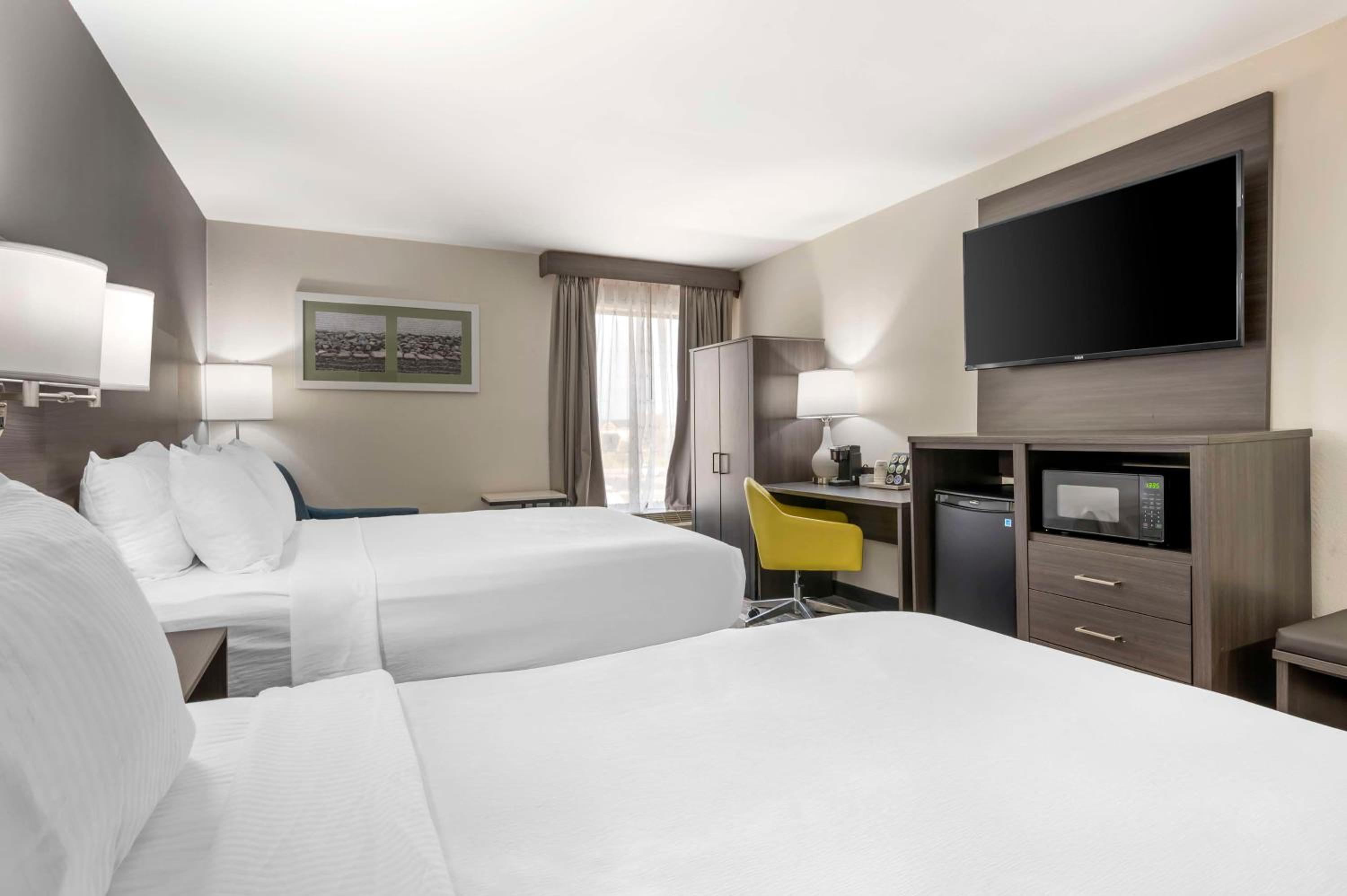 Queen Room with Two Queen Beds - Non-Smoking - Photo 3