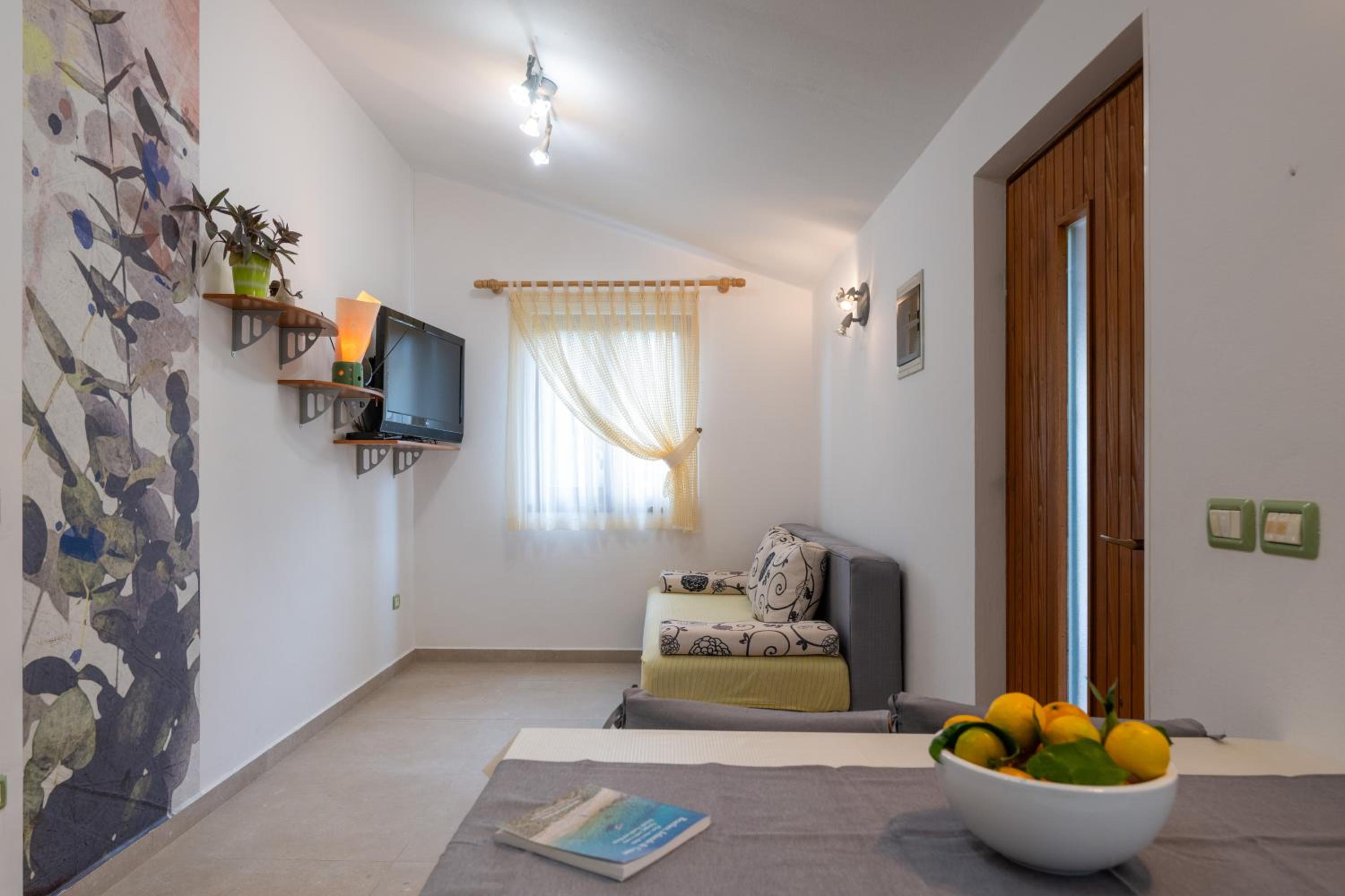 One-Bedroom Apartment - Photo 6