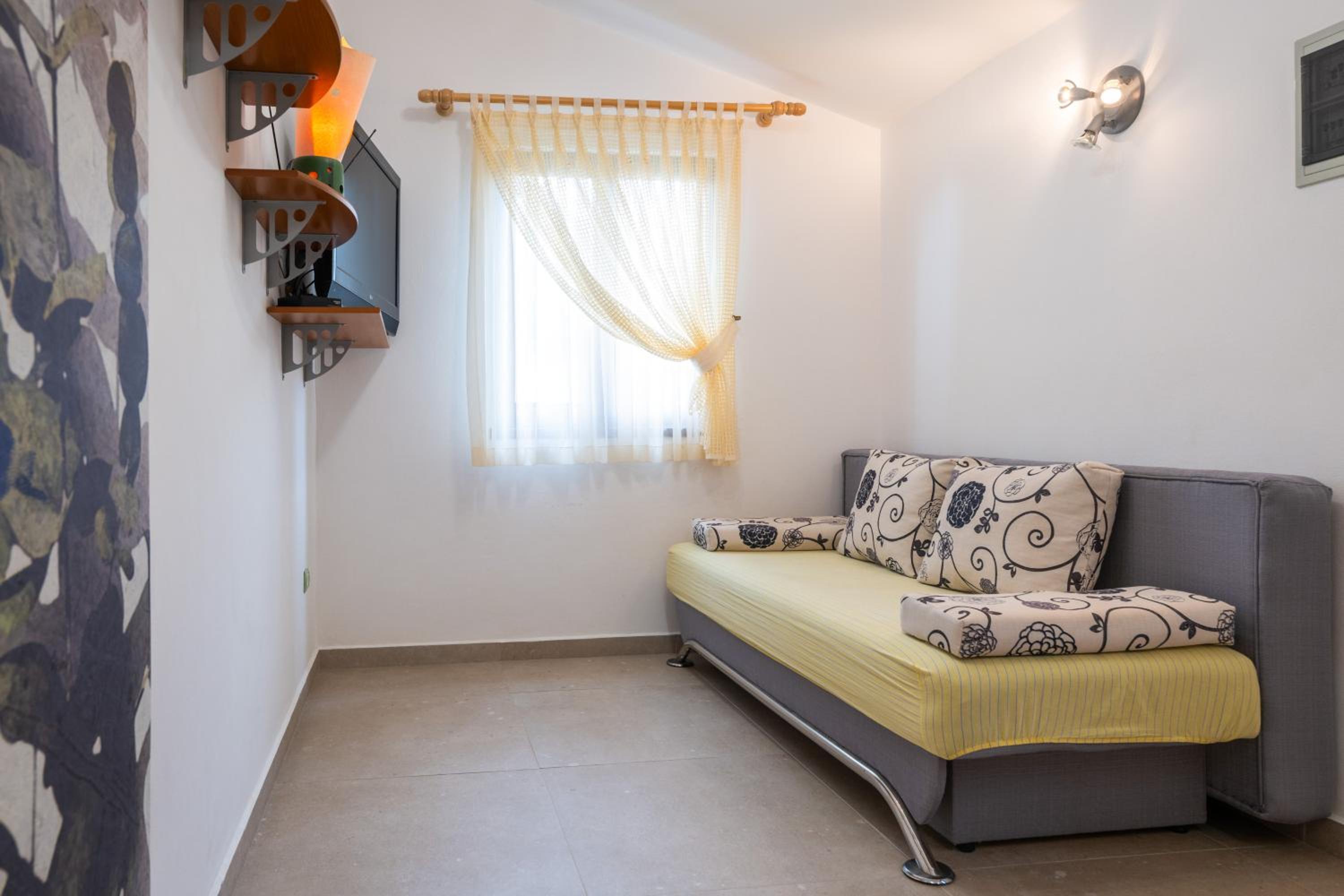 One-Bedroom Apartment - Photo 8