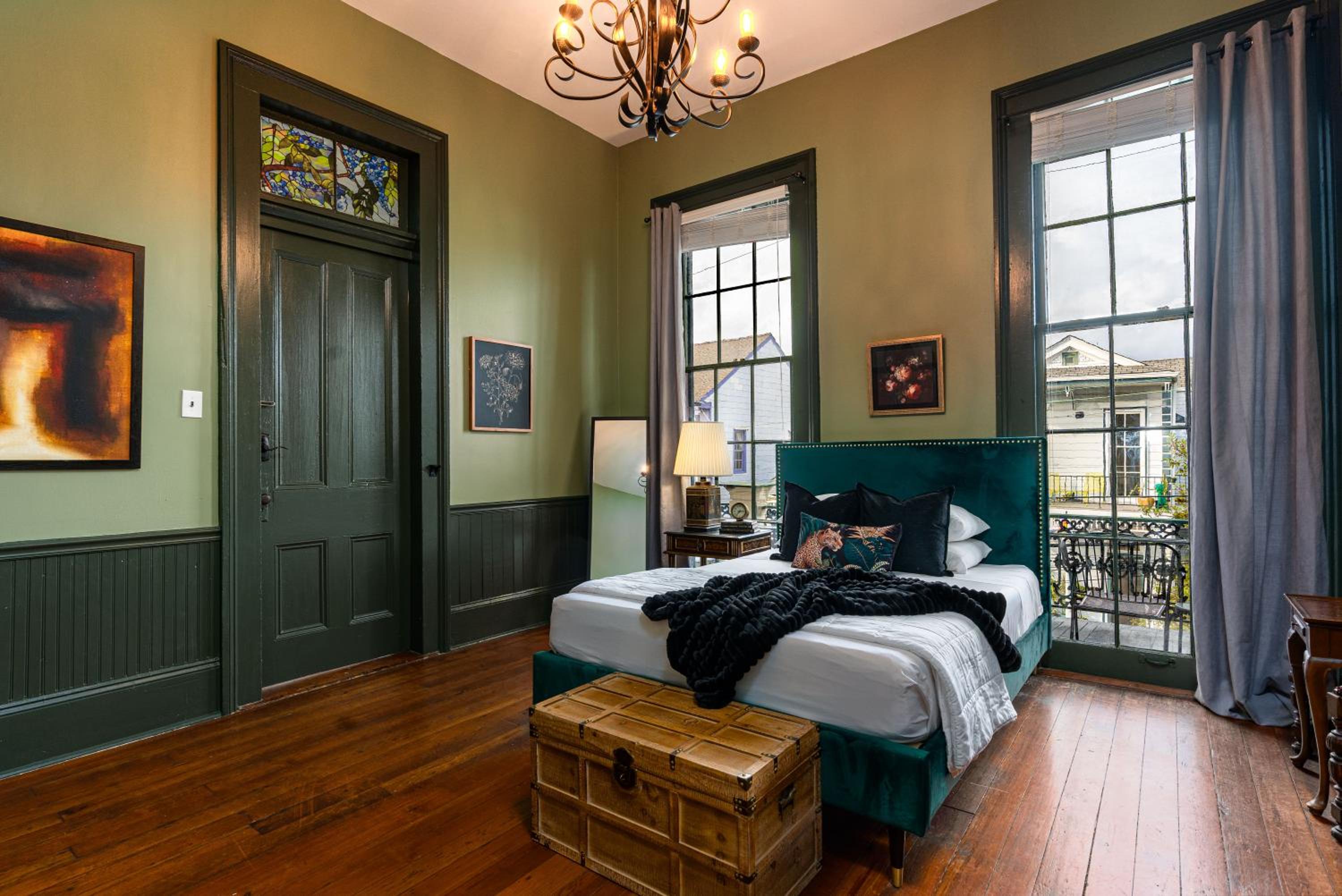 #7 Queen Suite with Balcony - Photo 11