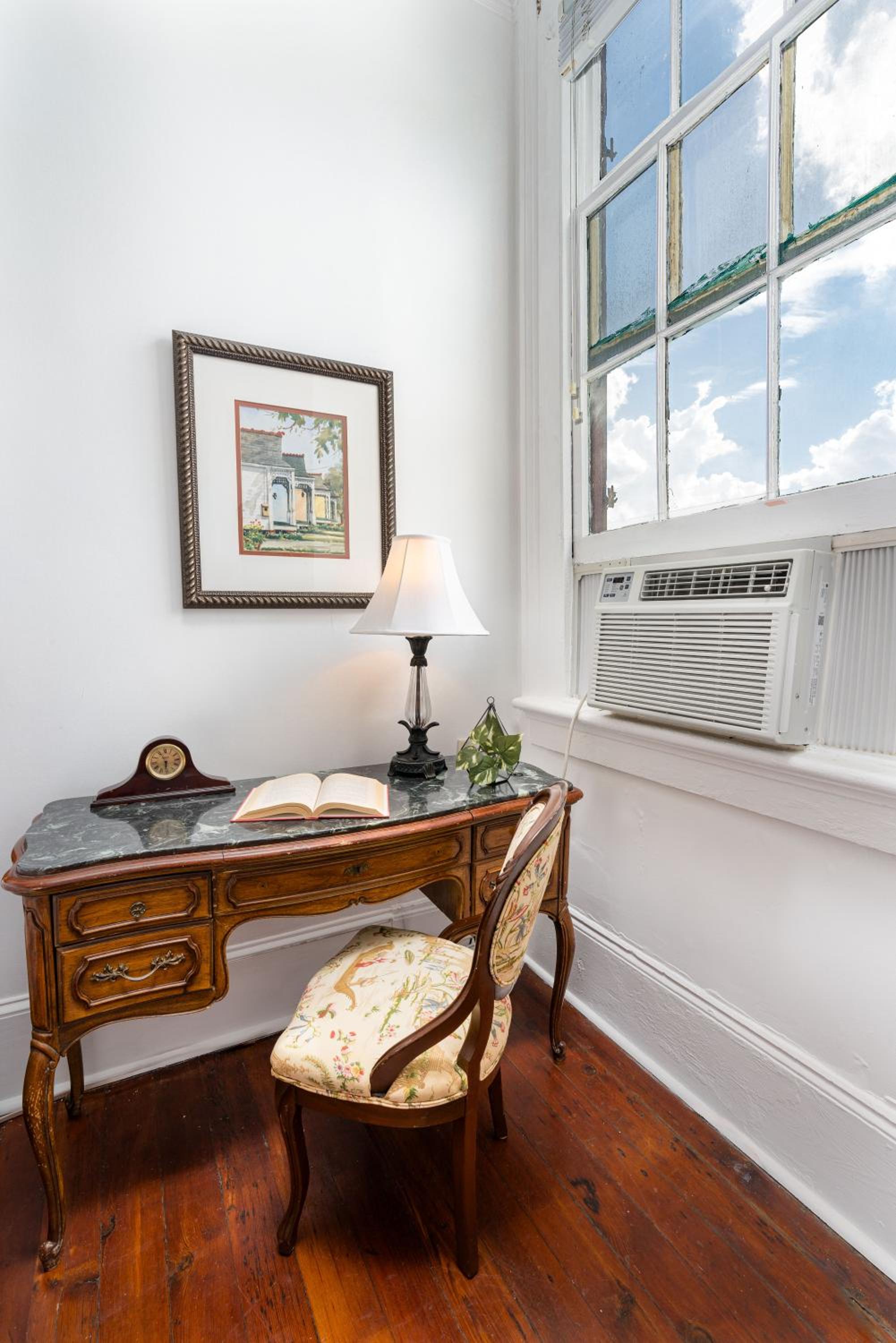 #6 Queen Suite with Balcony - Photo 4