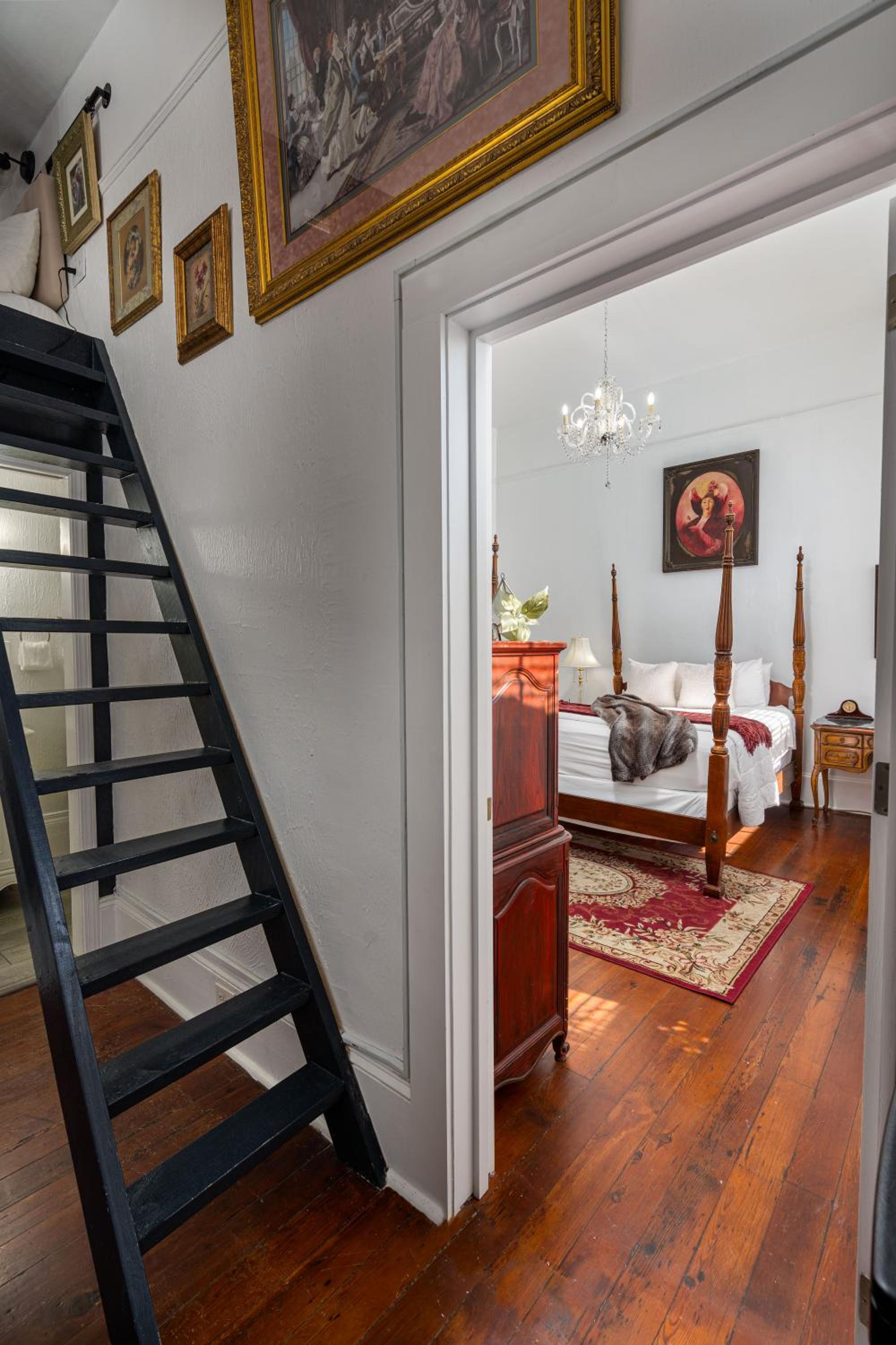 #6 Queen Suite with Balcony - Photo 2