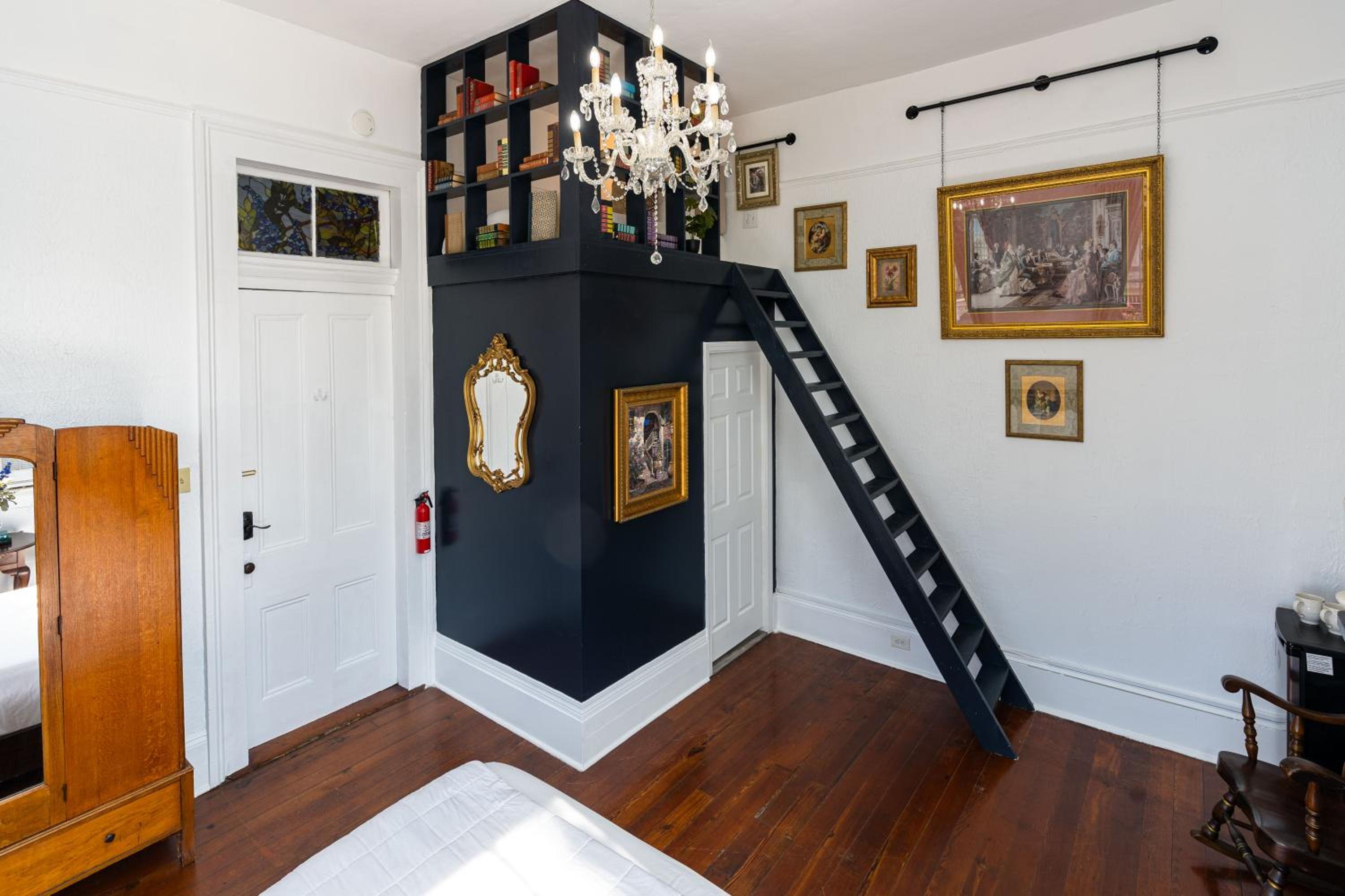 #6 Queen Suite with Balcony - Photo 12