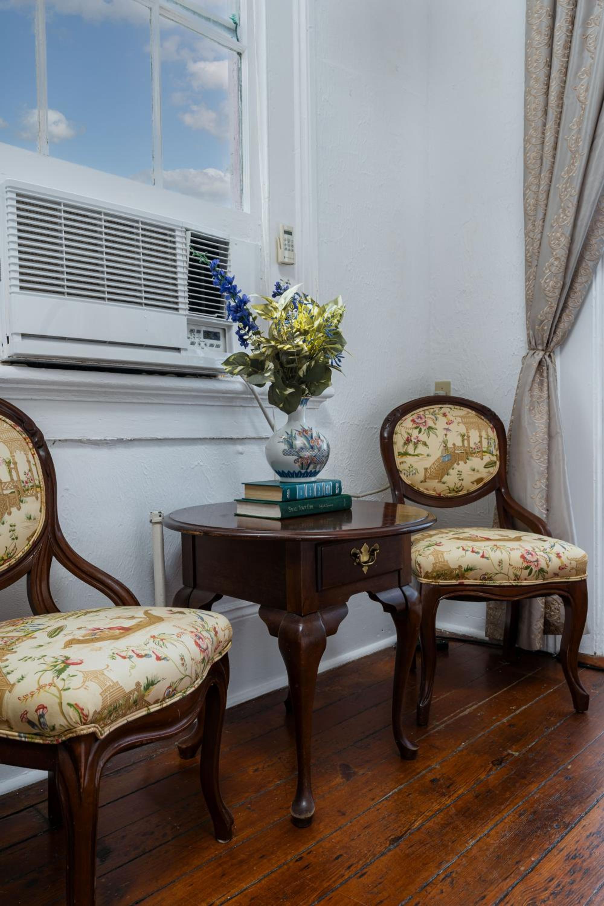 #6 Queen Suite with Balcony - Photo 22