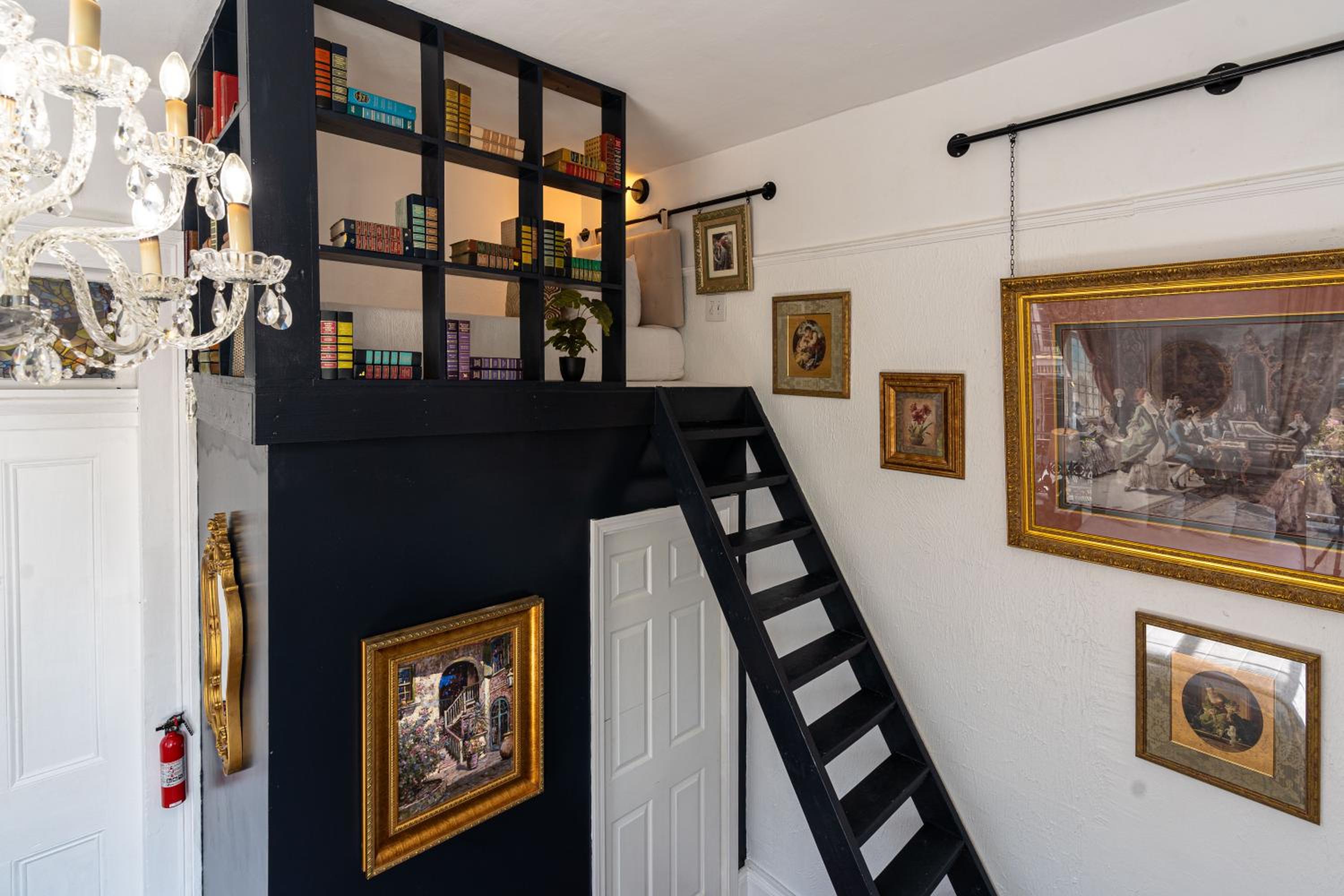 #6 Queen Suite with Balcony - Photo 21