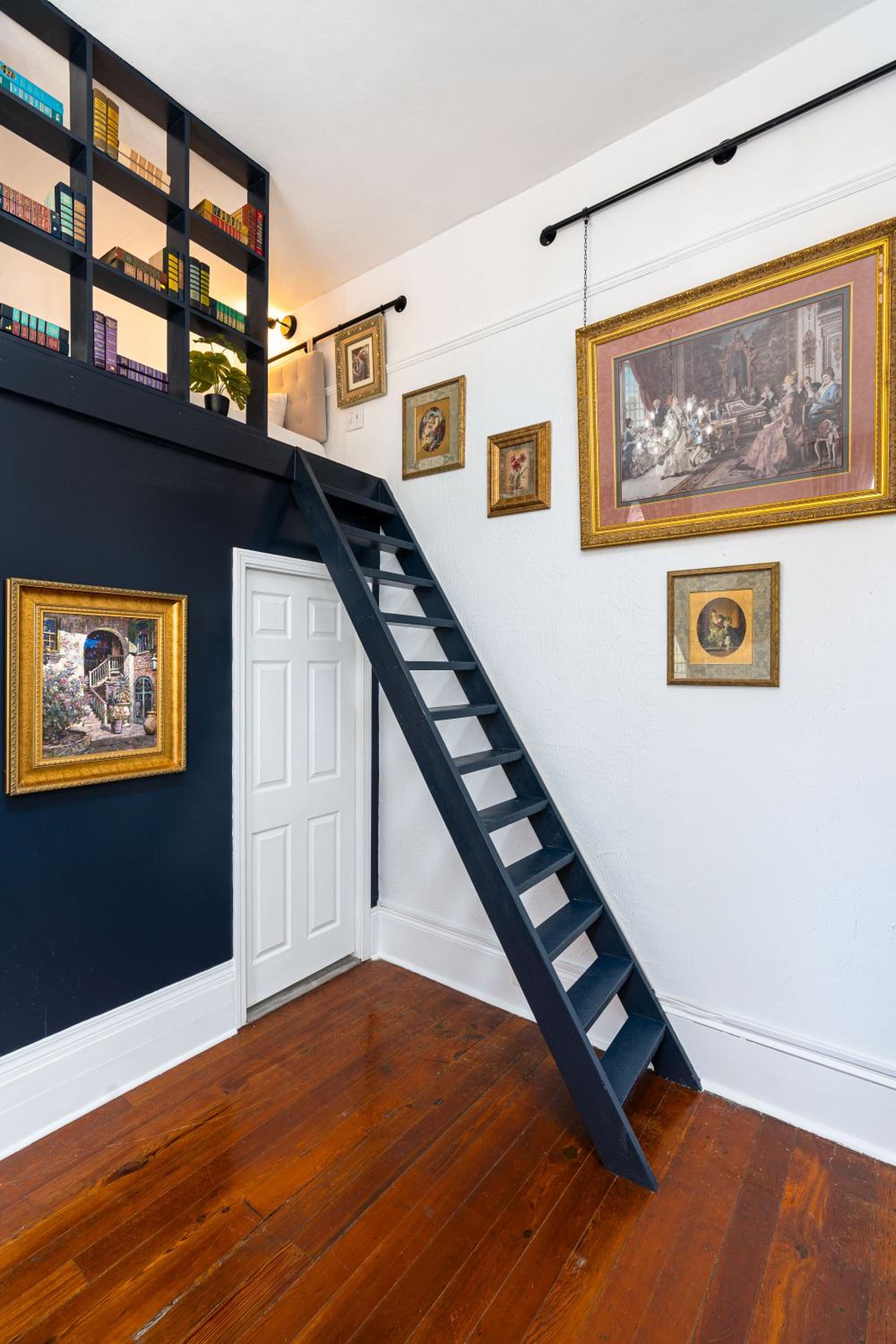 #6 Queen Suite with Balcony - Photo 19