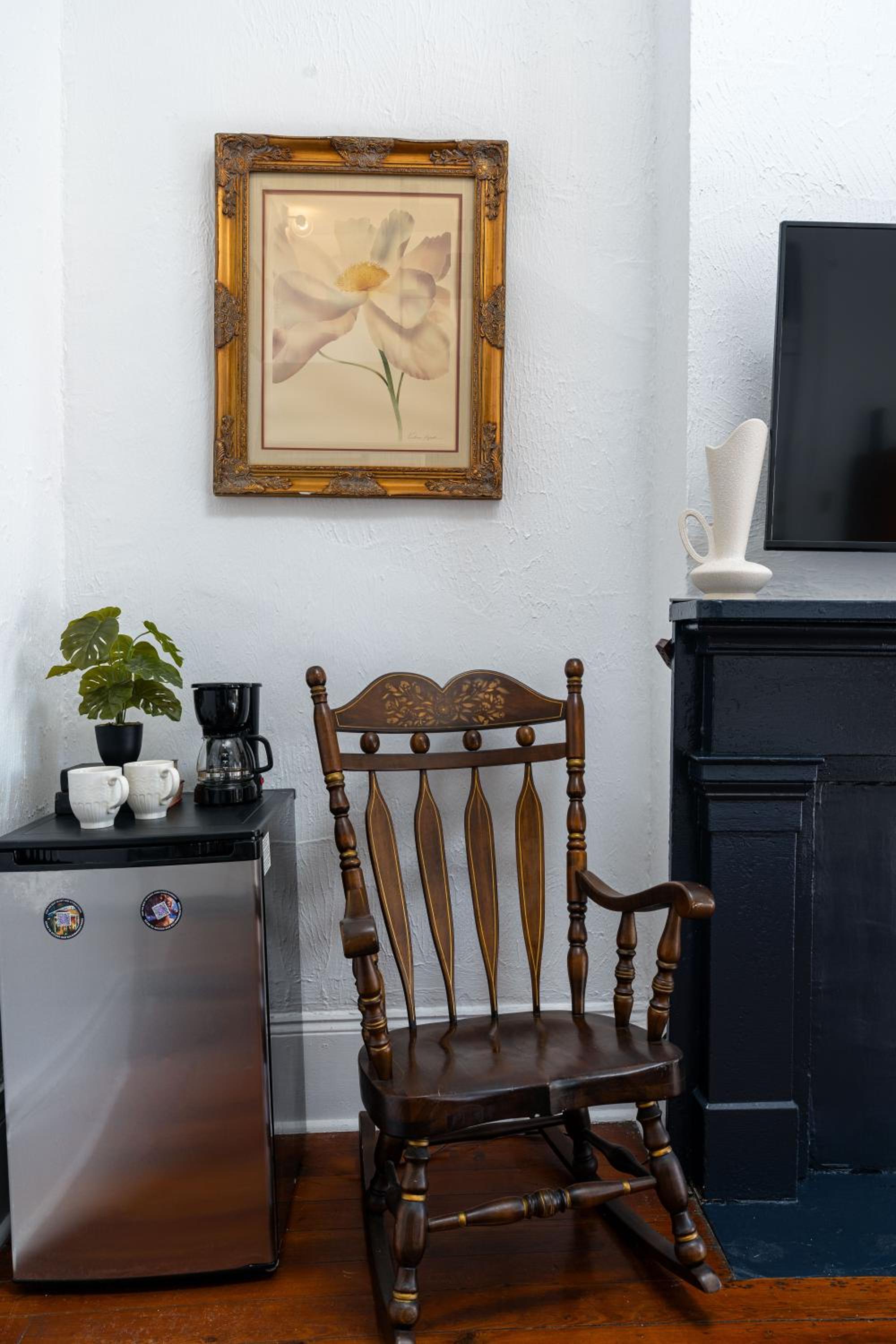 #6 Queen Suite with Balcony - Photo 20