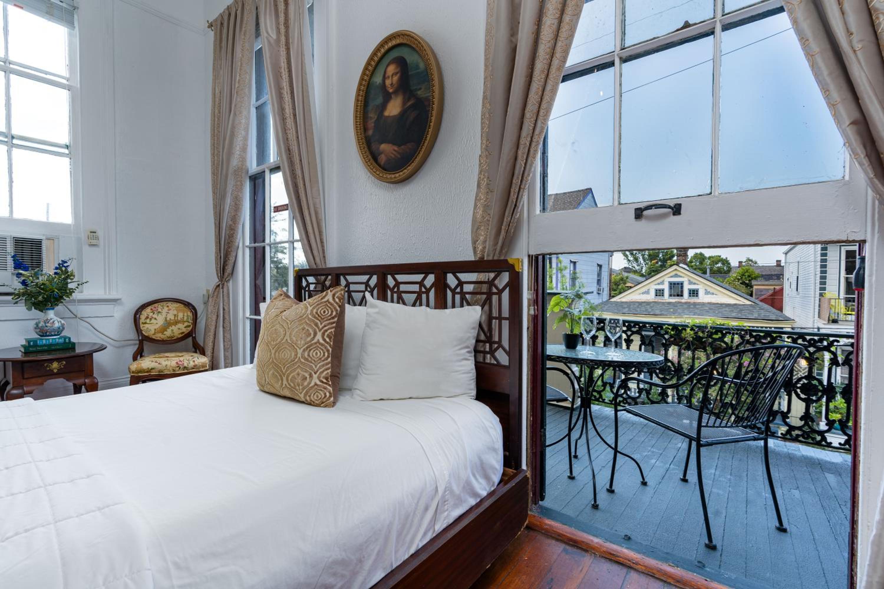 #6 Queen Suite with Balcony - Photo 18